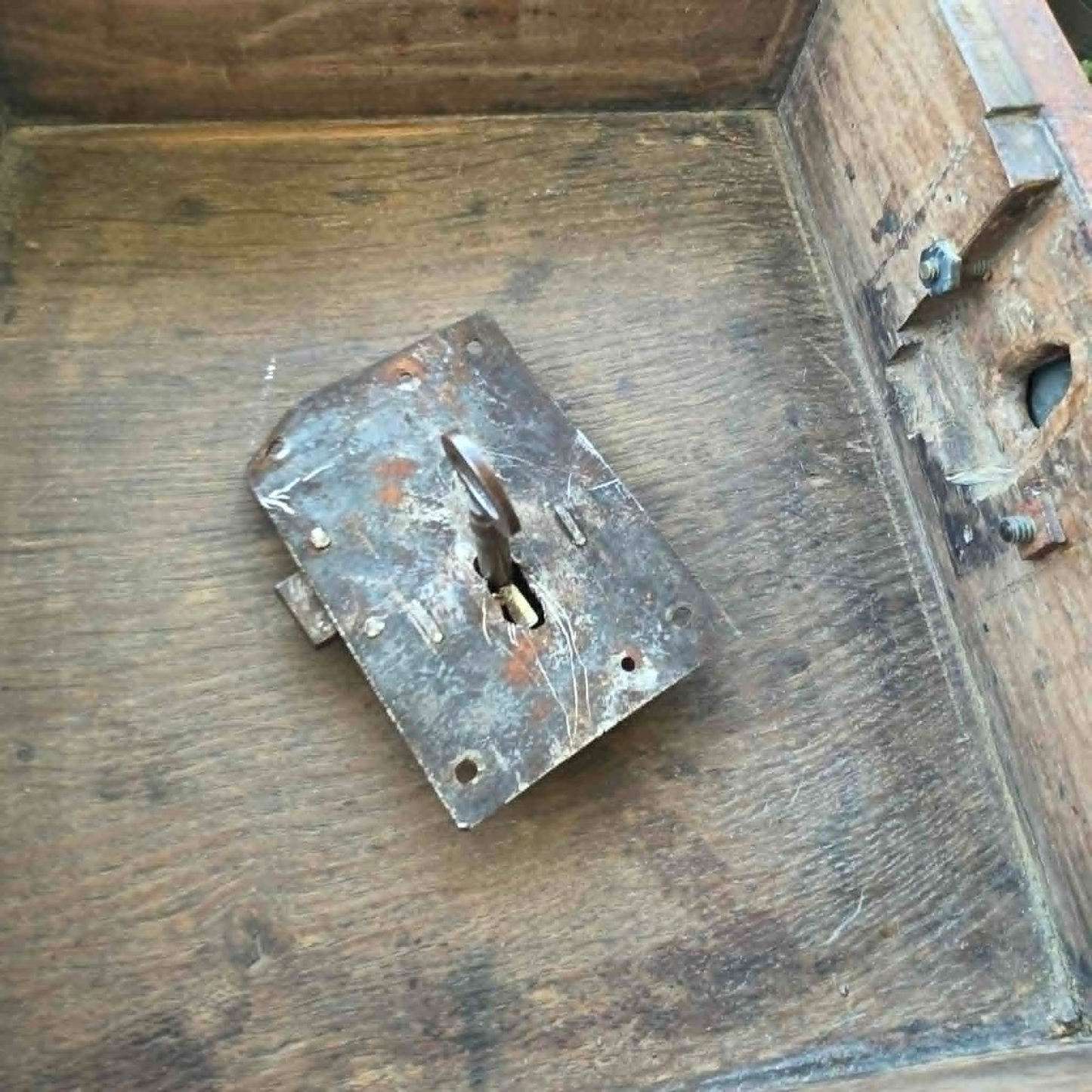 Antique Georgian quarter sawn oak hanging corner cupboard with dovetailed drawer.
