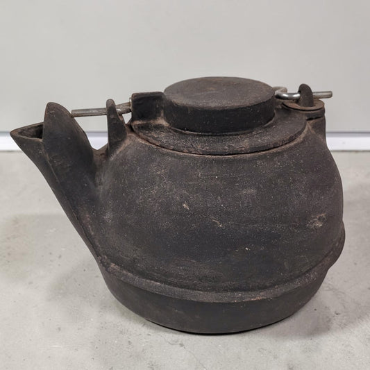 Vintage No. 16 cast iron kettle with swing lid for wood stove humidifying and rustic décor.