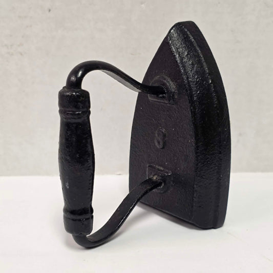 Antique No. 3 cast iron sad clothes iron in excellent primitive collectible condition.