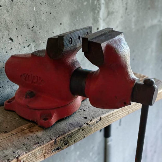 Vintage York 100 Bullet Vise with 4-inch jaws and swivel base in excellent condition.