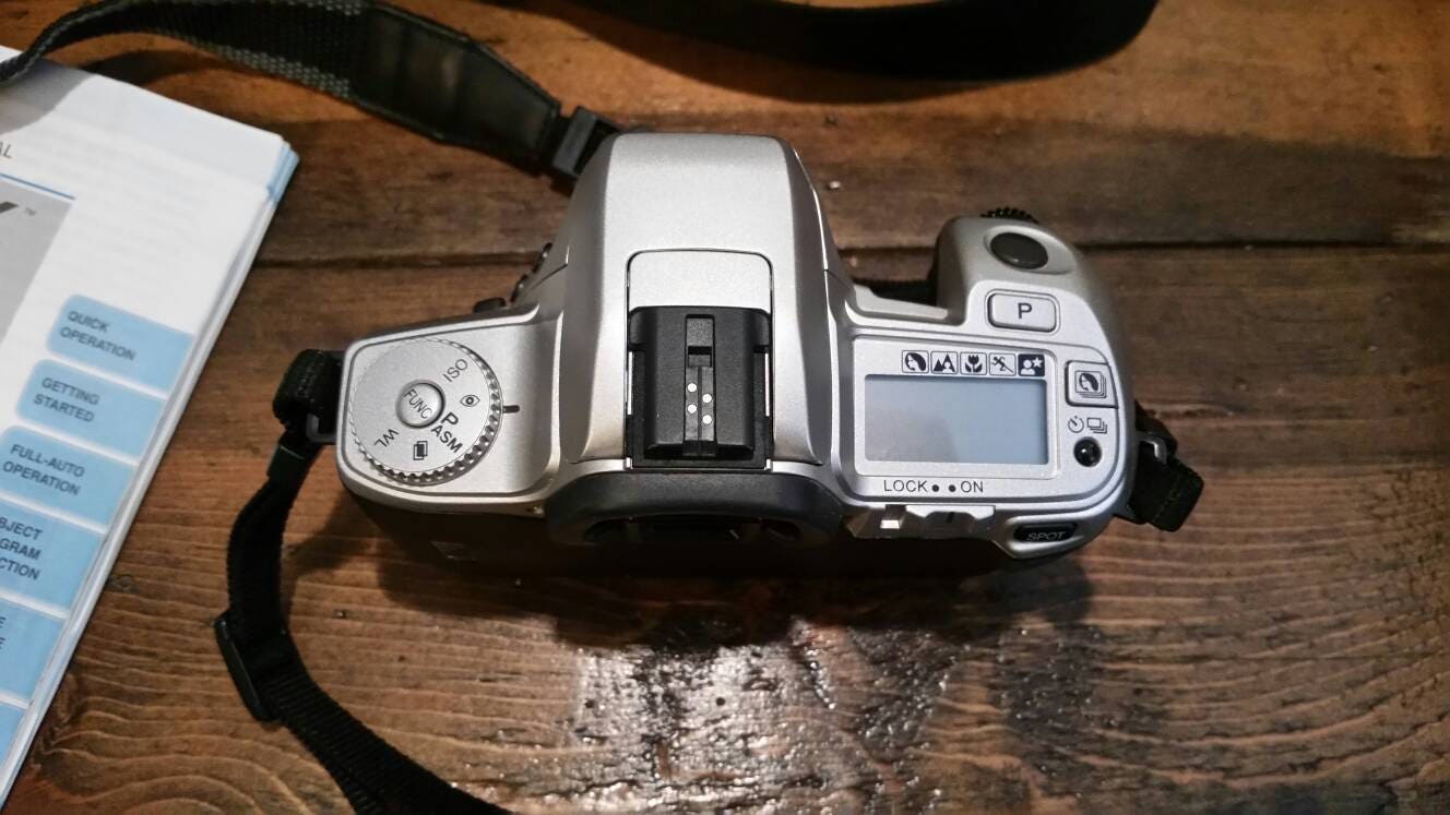 minolta maxxum stsi camera with bag