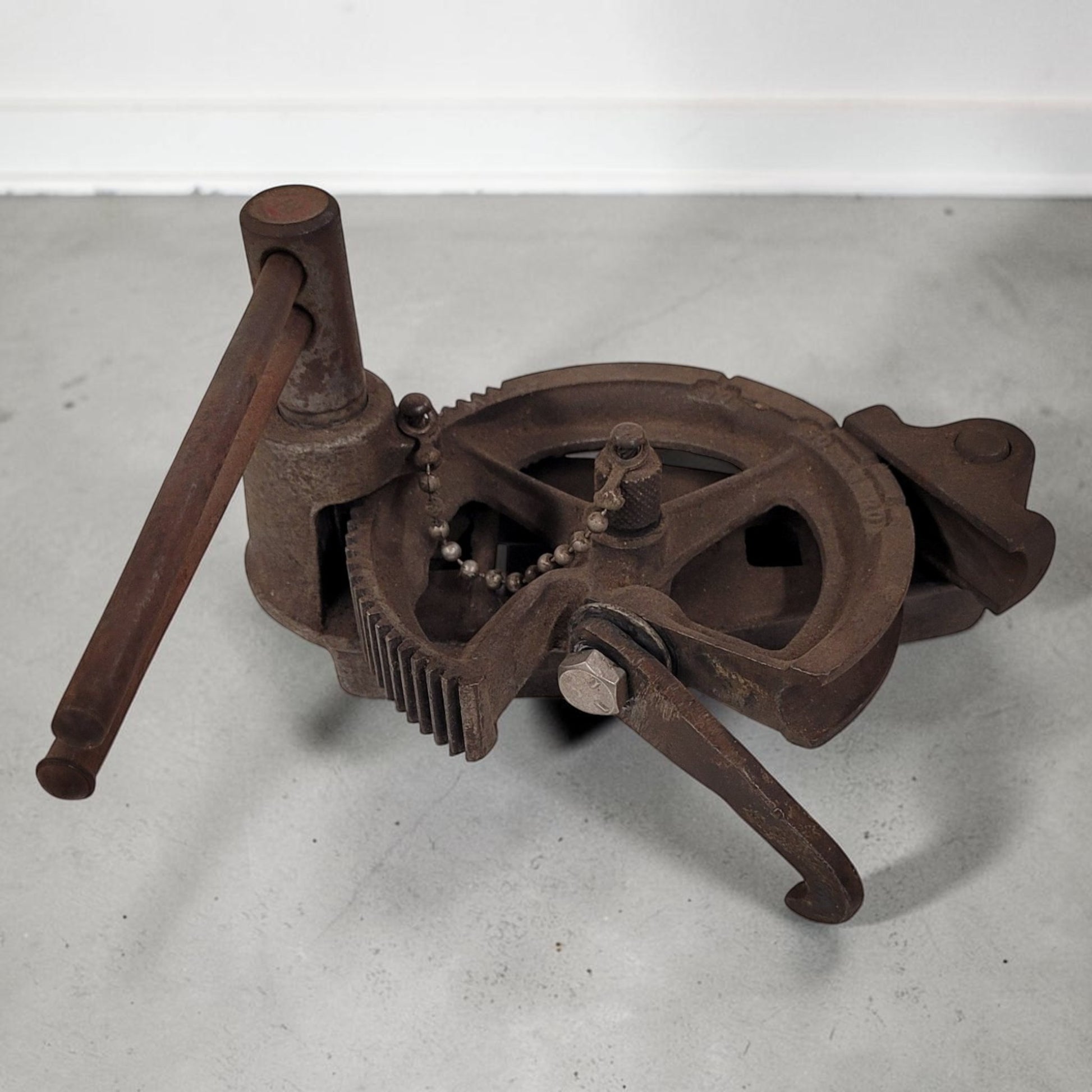 Vintage Holsclaw Brothers Handy No. 2 geared ratcheting pipe bender.
