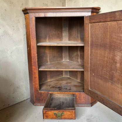 Antique Georgian quarter sawn oak hanging corner cupboard with dovetailed drawer.
