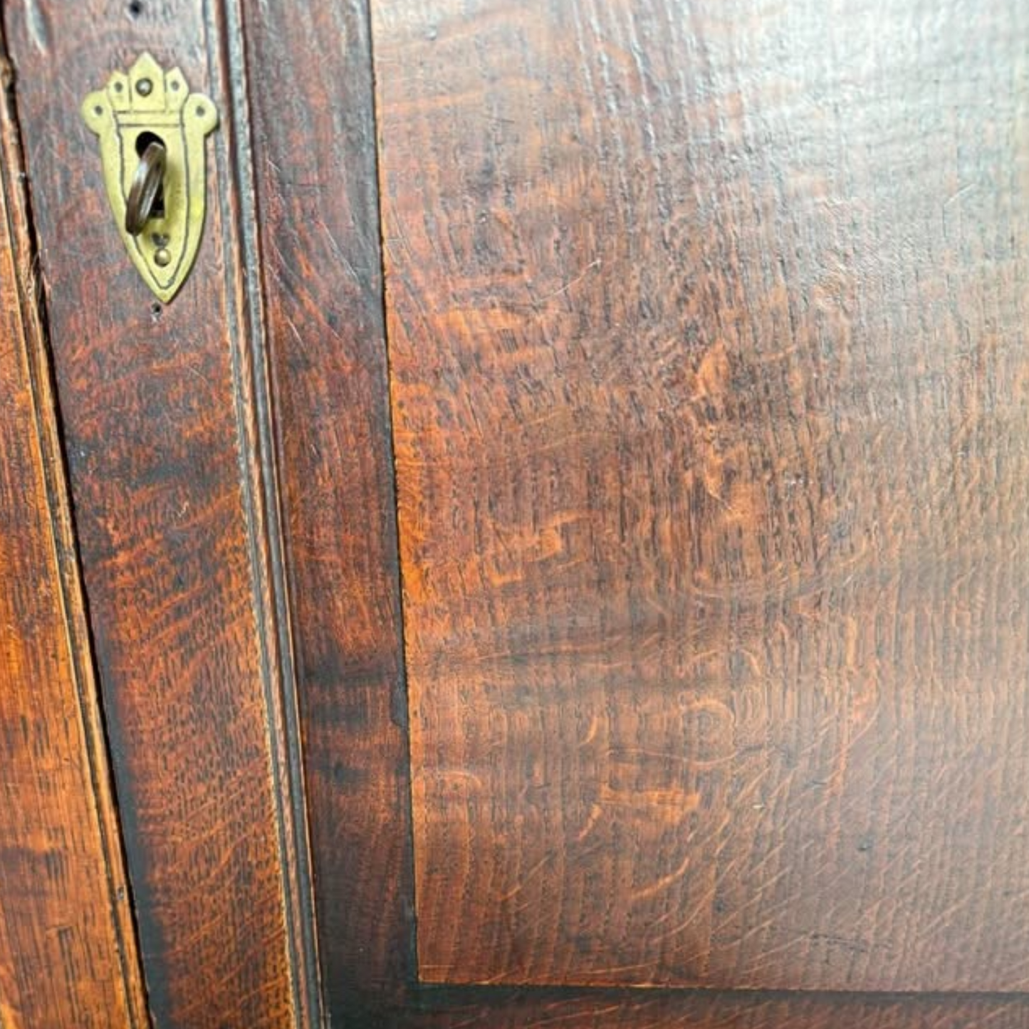 Antique Georgian quarter sawn oak hanging corner cupboard with dovetailed drawer.
