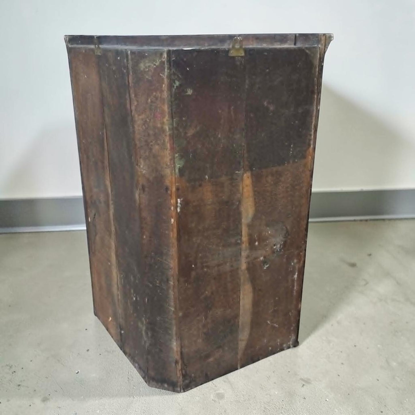 Antique Georgian quarter sawn oak hanging corner cupboard with dovetailed drawer.
