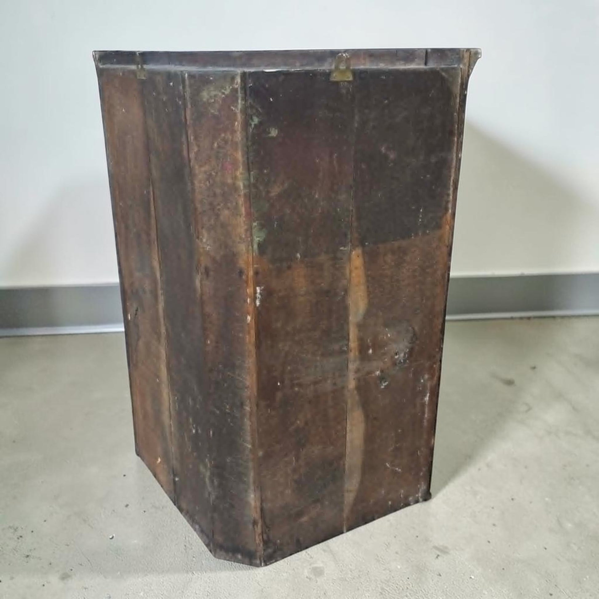 Antique Georgian quarter sawn oak hanging corner cupboard with dovetailed drawer.
