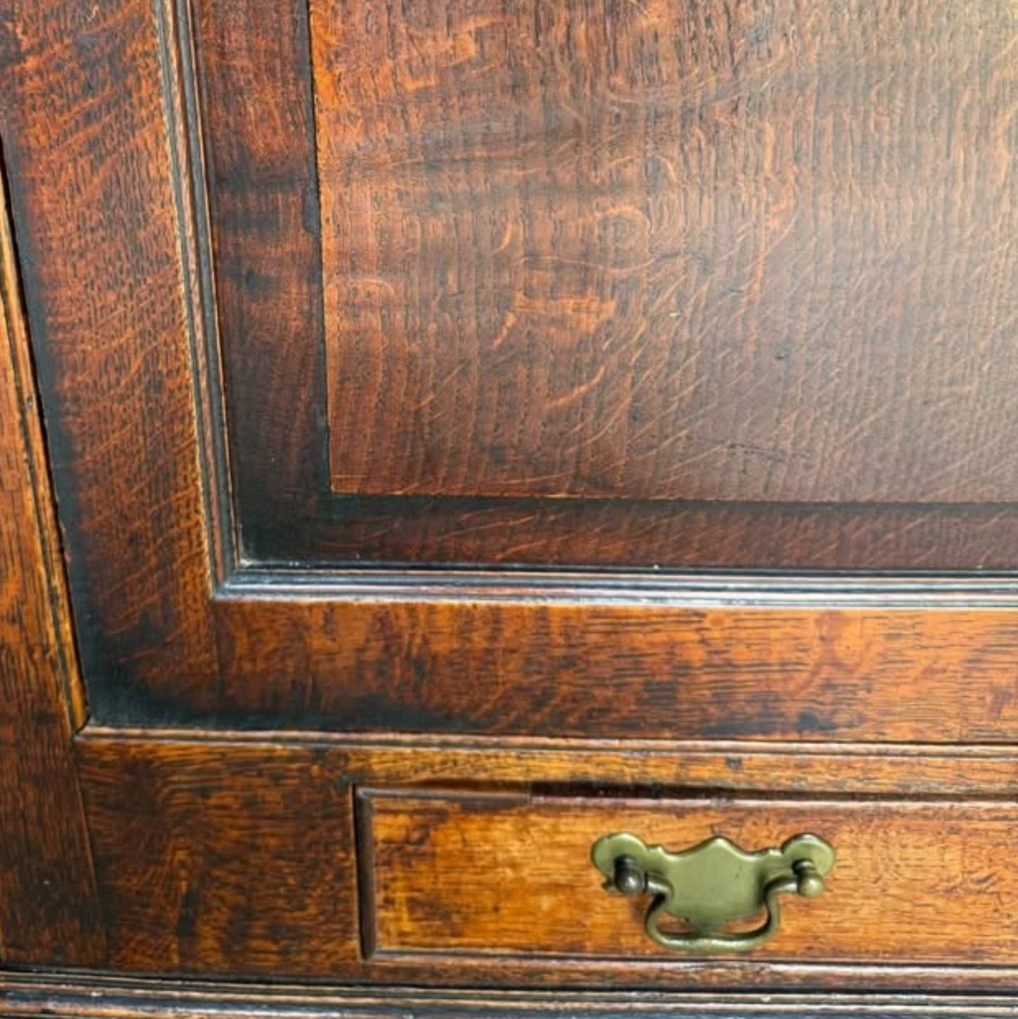 Antique Georgian quarter sawn oak hanging corner cupboard with dovetailed drawer.
