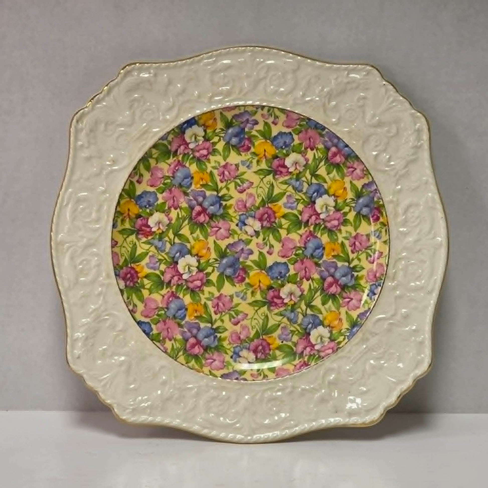 Beautiful Royal Winton Sweet Pea Ascot plate featuring the classic Wedgwood-style border.