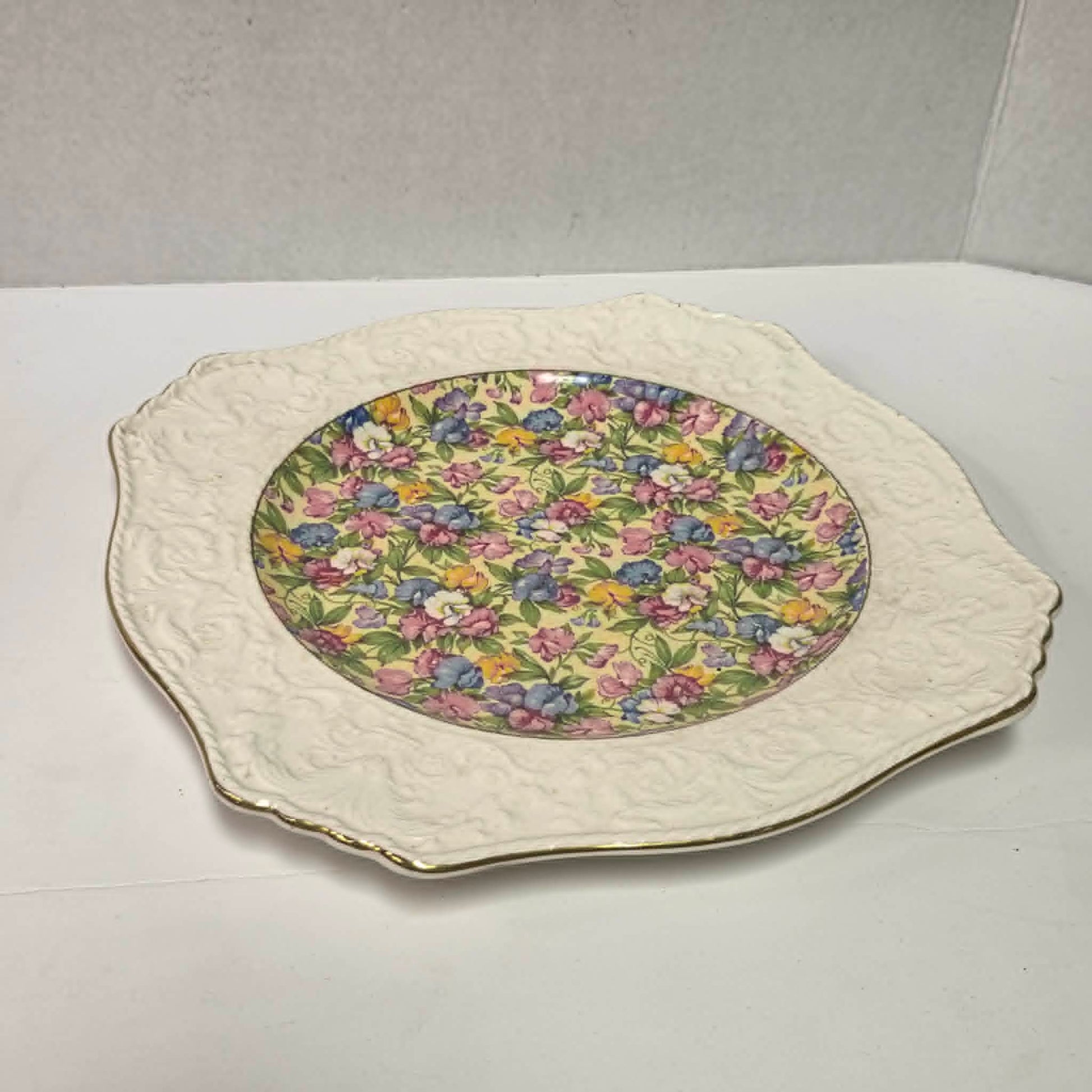 Beautiful Royal Winton Sweet Pea Ascot plate featuring the classic Wedgwood-style border.