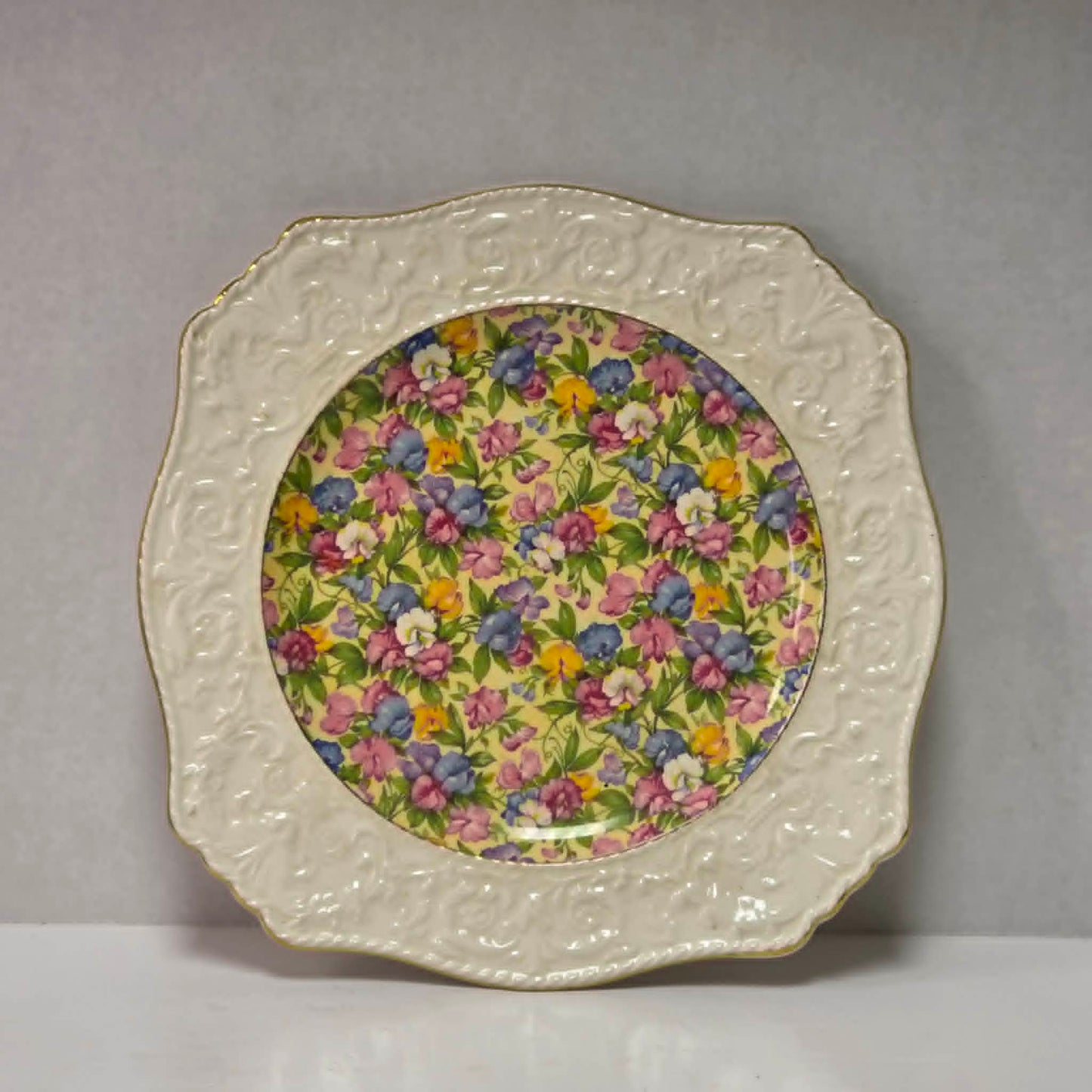 Beautiful Royal Winton Sweet Pea Ascot plate featuring the classic Wedgwood-style border.