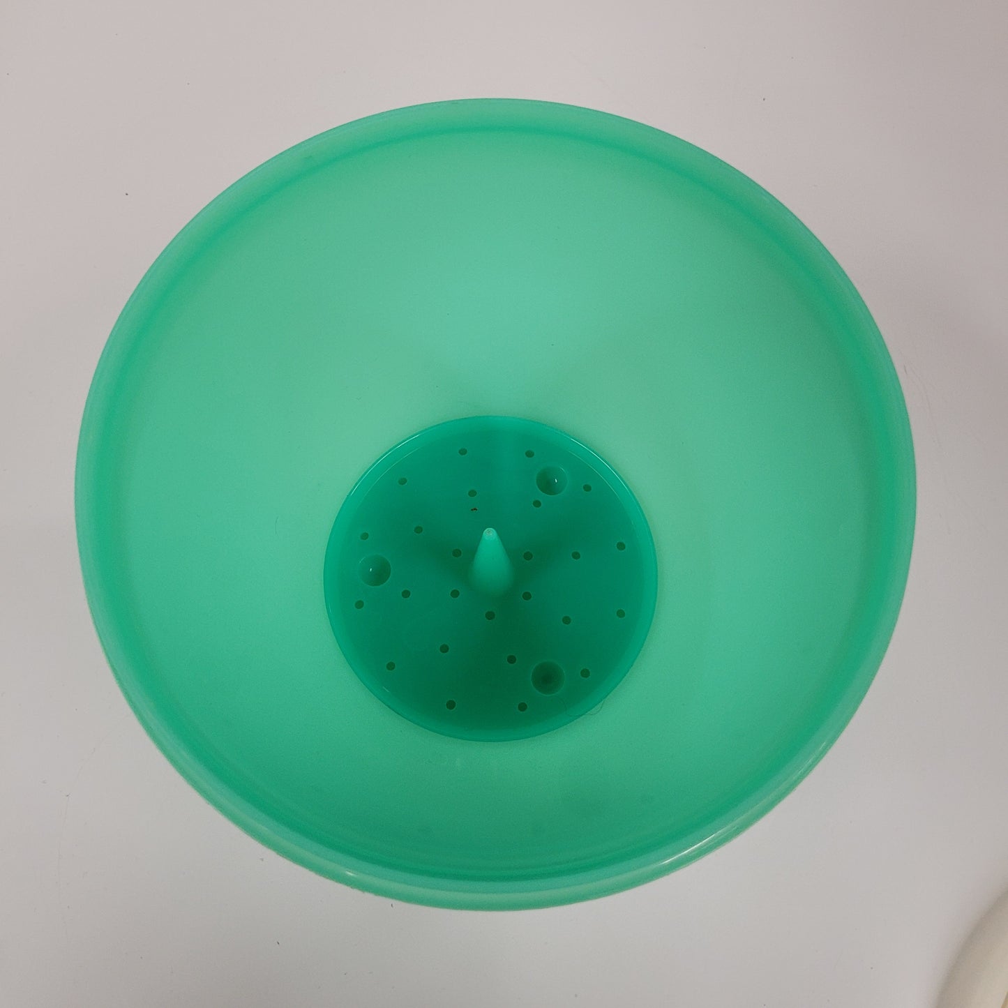 Vintage Green Tupperware Crisp-It Lettuce Crisper With Lid And Spike 679-10