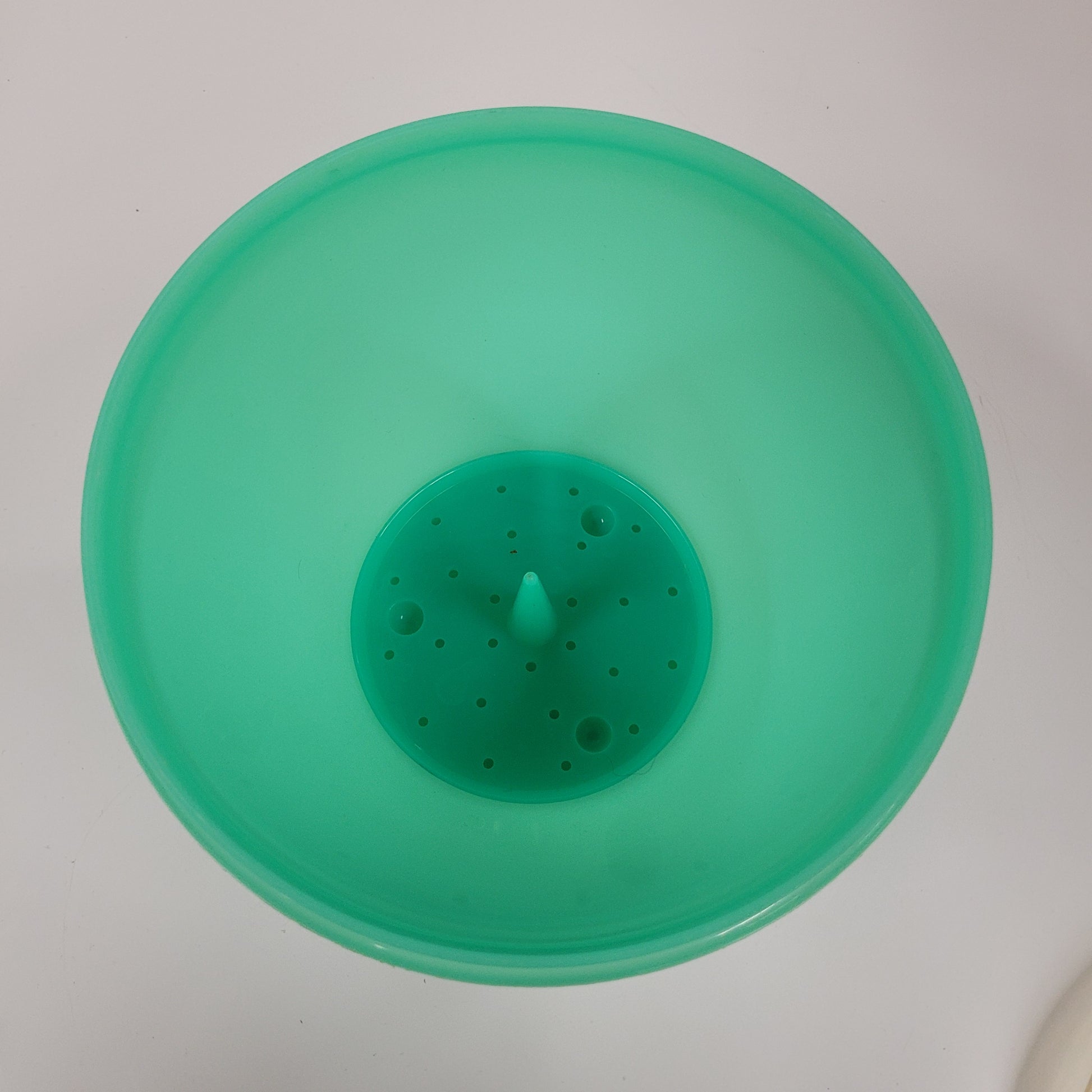 Vintage Green Tupperware Crisp-It Lettuce Crisper With Lid And Spike 679-10