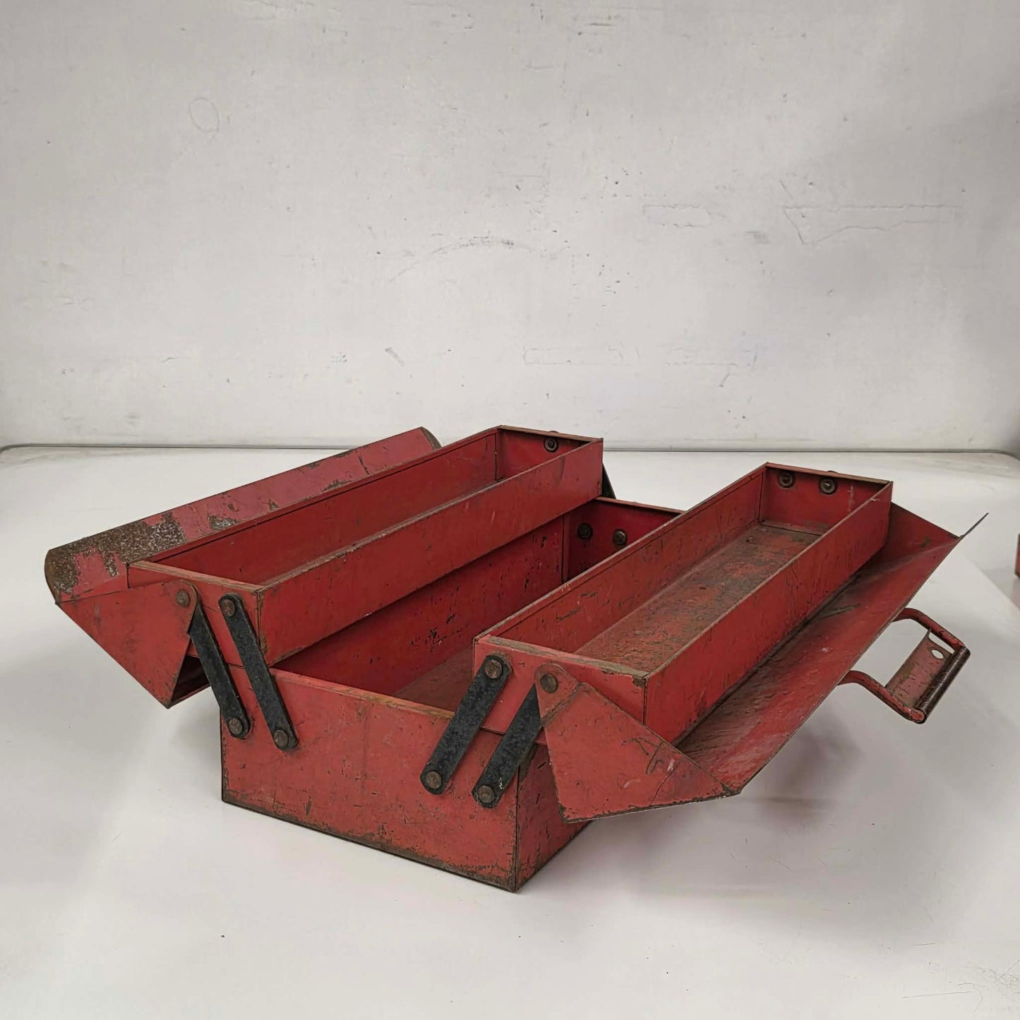 Vintage high-end cantilever toolbox with lift-out tray and locking handles.
