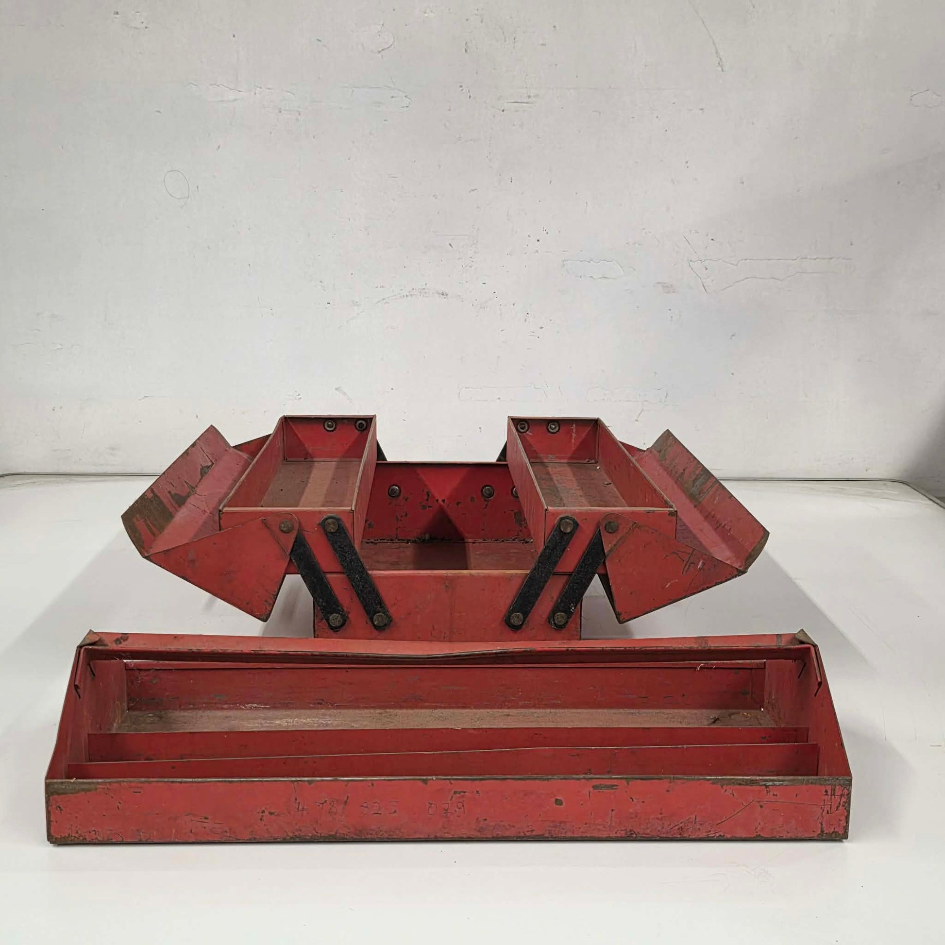 Vintage high-end cantilever toolbox with lift-out tray and locking handles.
