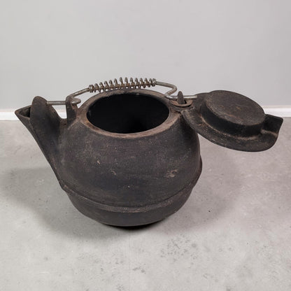 Vintage No. 16 cast iron kettle with swing lid for wood stove humidifying and rustic décor.
