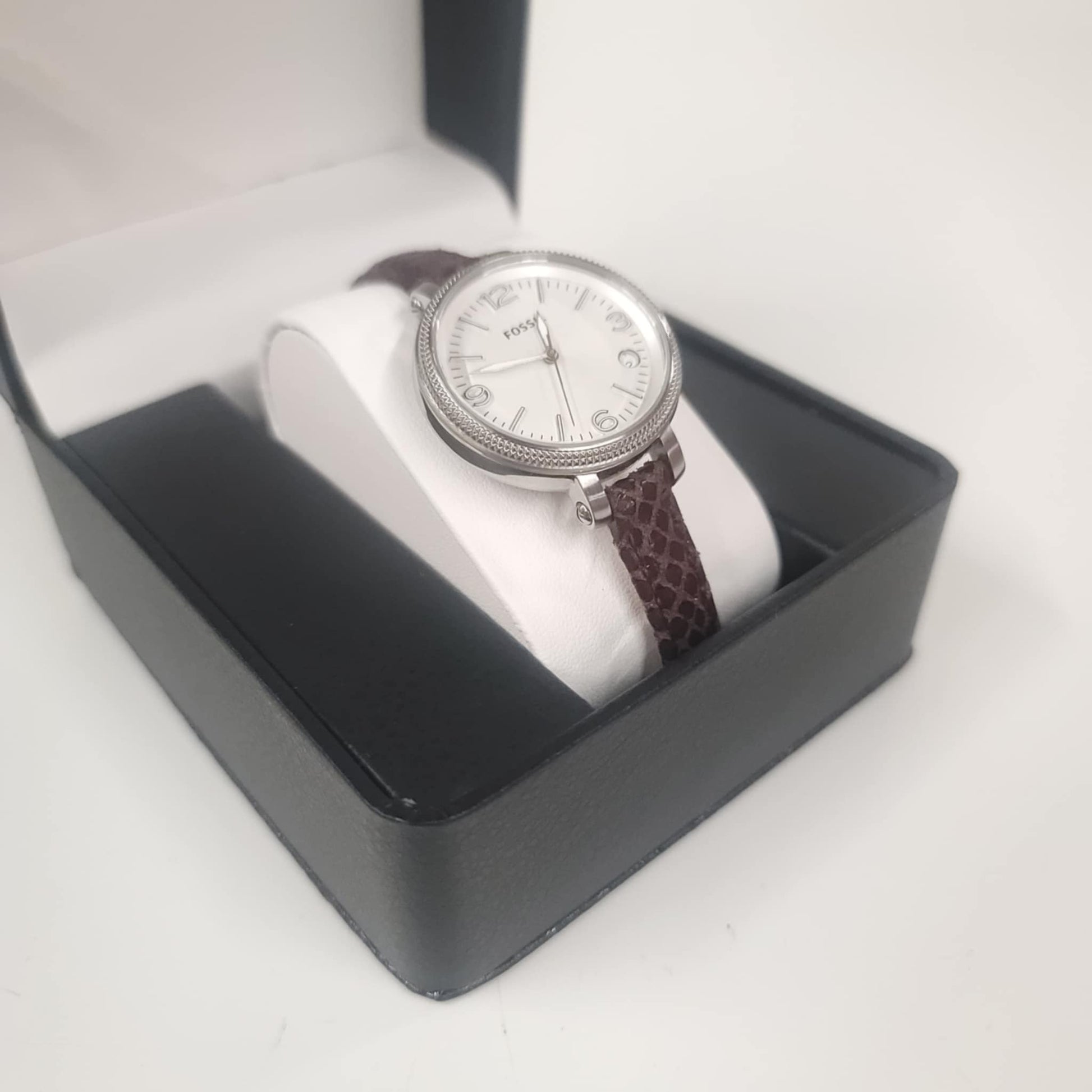Fossil Women’s Watch ES3184 – Quartz Movement, Silver Dial, Date Display 34 MM