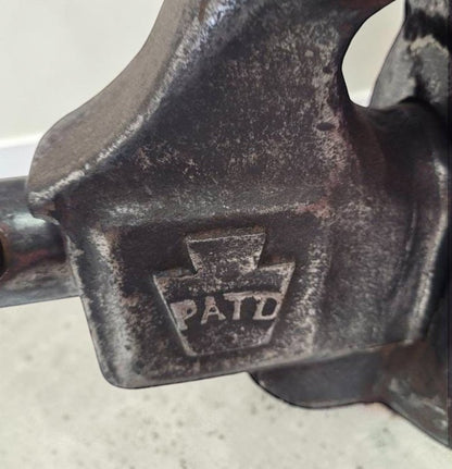 Vintage heavy duty blacksmith style bench vise with 4 inch jaws.
