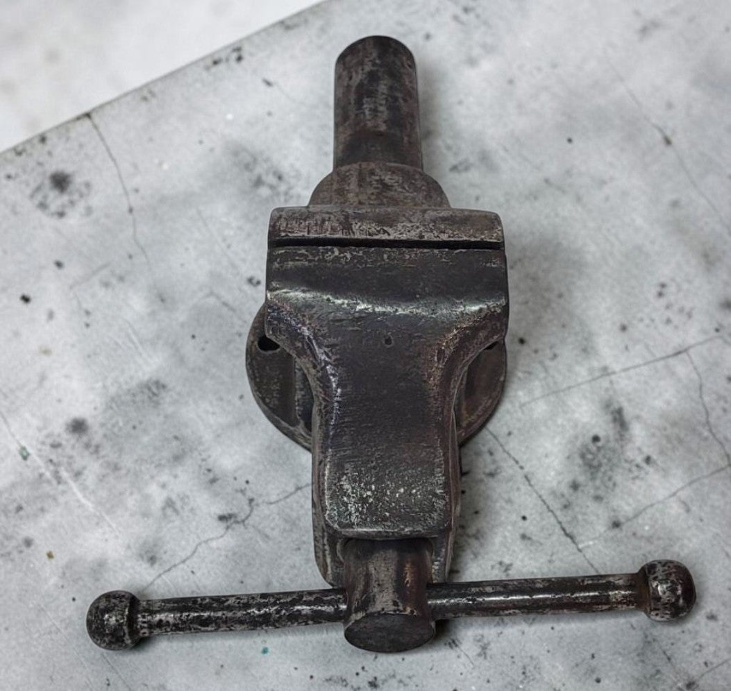 Vintage heavy duty blacksmith style bench vise with 4 inch jaws.
