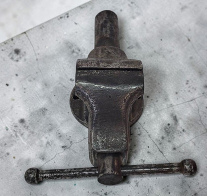 Vintage heavy duty blacksmith style bench vise with 4 inch jaws.
