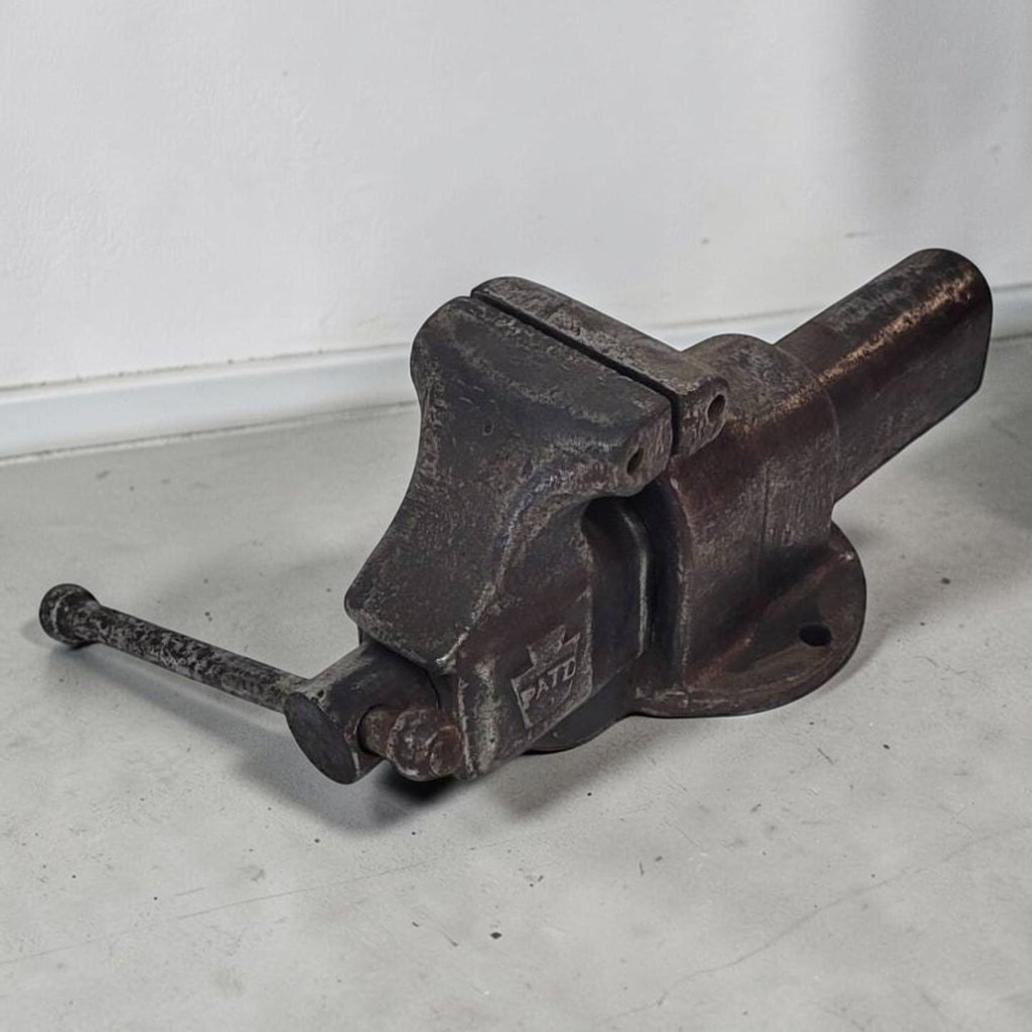 Vintage heavy duty blacksmith style bench vise with 4 inch jaws.

