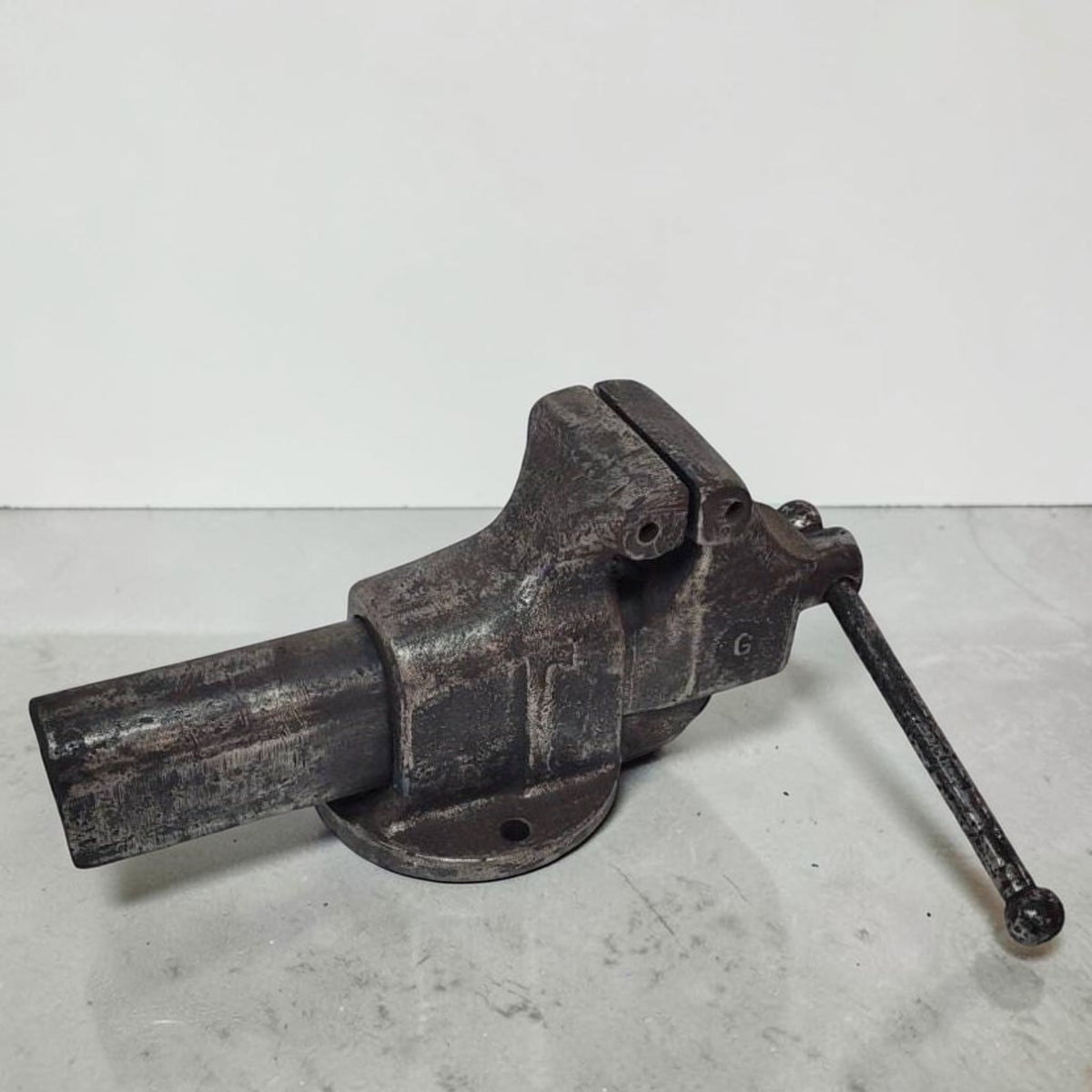 Vintage heavy duty blacksmith style bench vise with 4 inch jaws.
