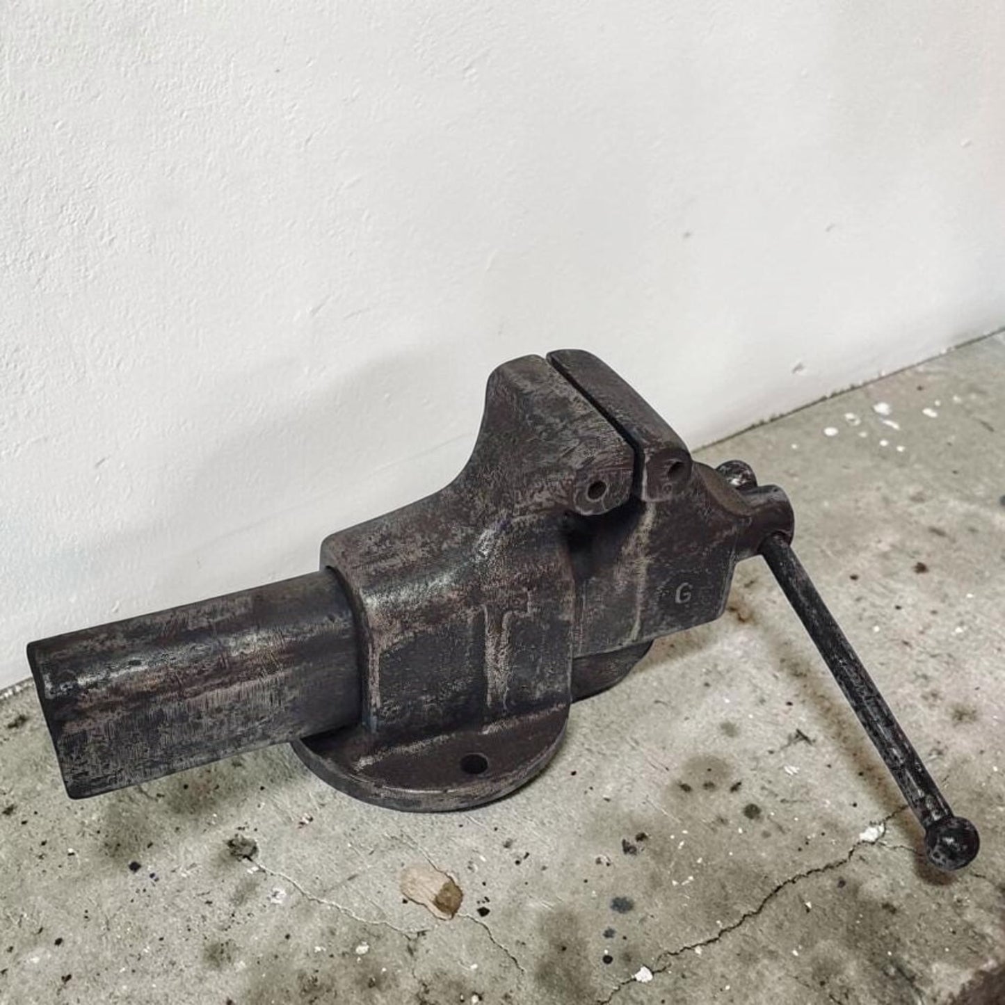Vintage heavy duty blacksmith style bench vise with 4 inch jaws.
