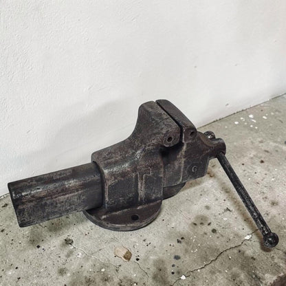 Vintage heavy duty blacksmith style bench vise with 4 inch jaws.
