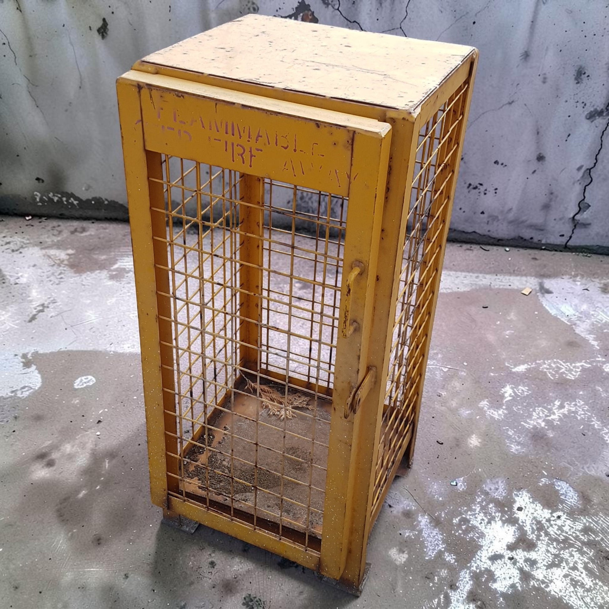 Versatile industrial metal wire cage – perfect as end table or lamp stand.