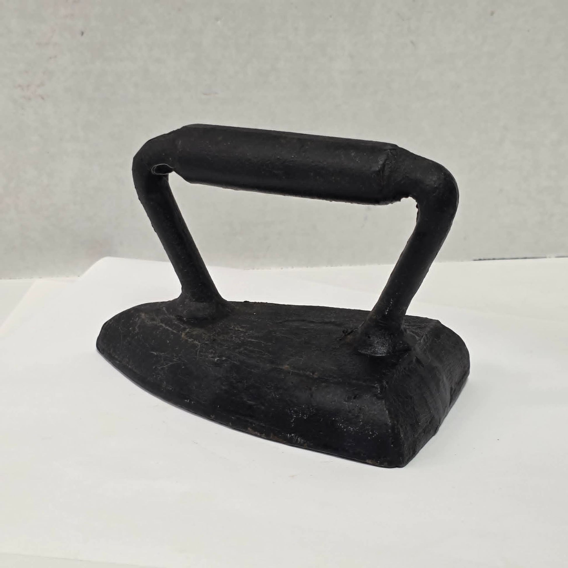 Antique cast iron tailor's sad iron in excellent vintage condition for primitive collections.
