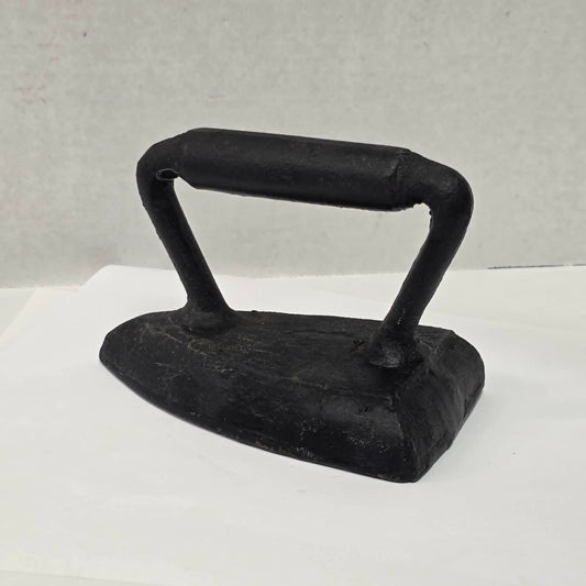 Antique cast iron tailor's sad iron in excellent vintage condition for primitive collections.
