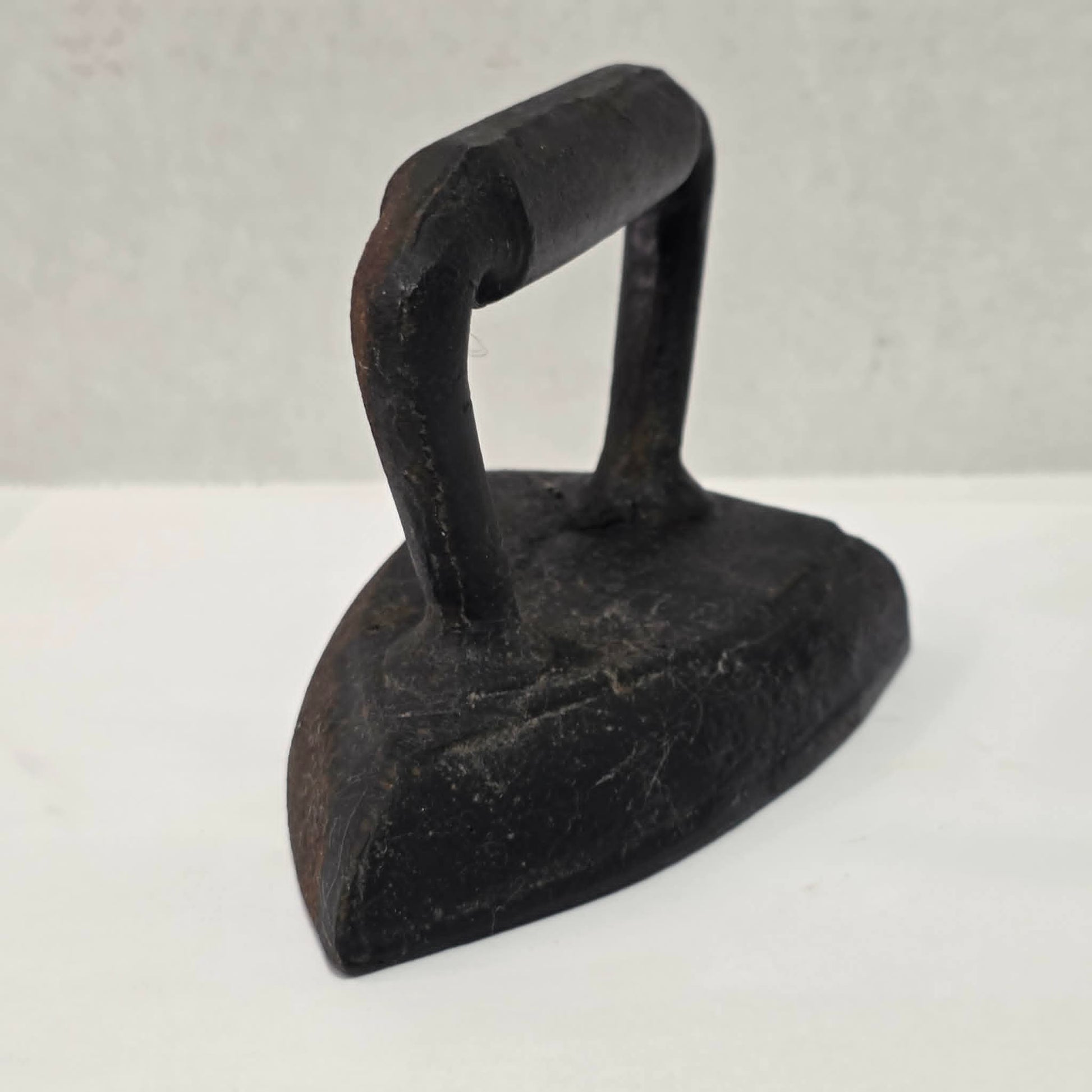 Antique cast iron tailor's sad iron in excellent vintage condition for primitive collections.
