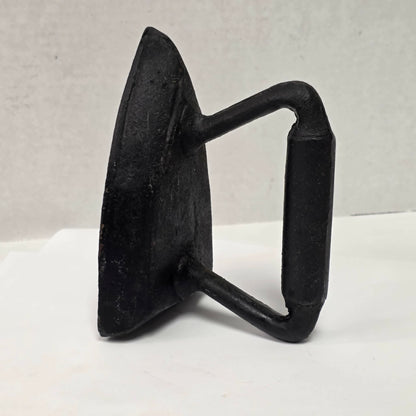 Antique cast iron tailor's sad iron in excellent vintage condition for primitive collections.
