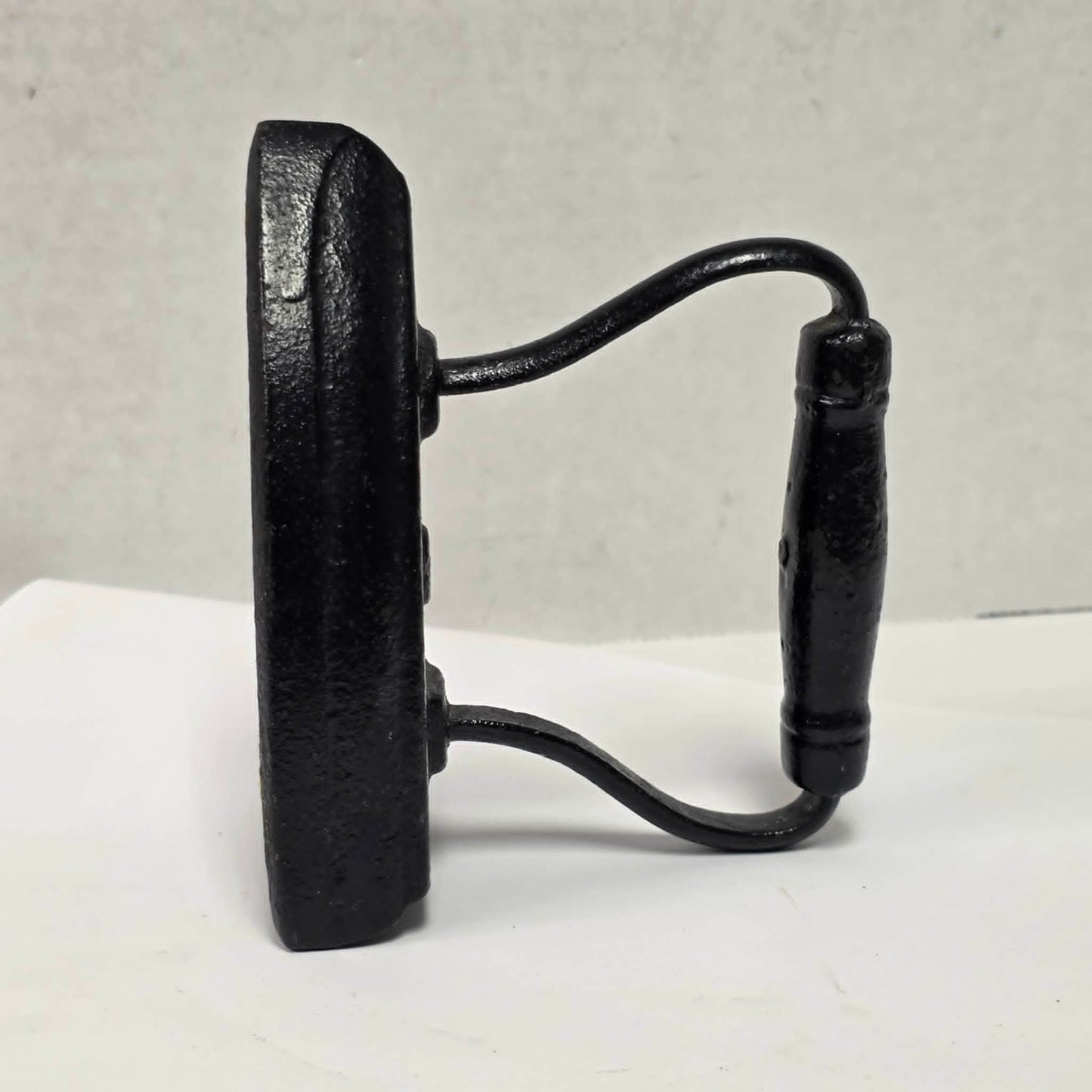 Antique No. 3 cast iron sad clothes iron in excellent primitive collectible condition.
