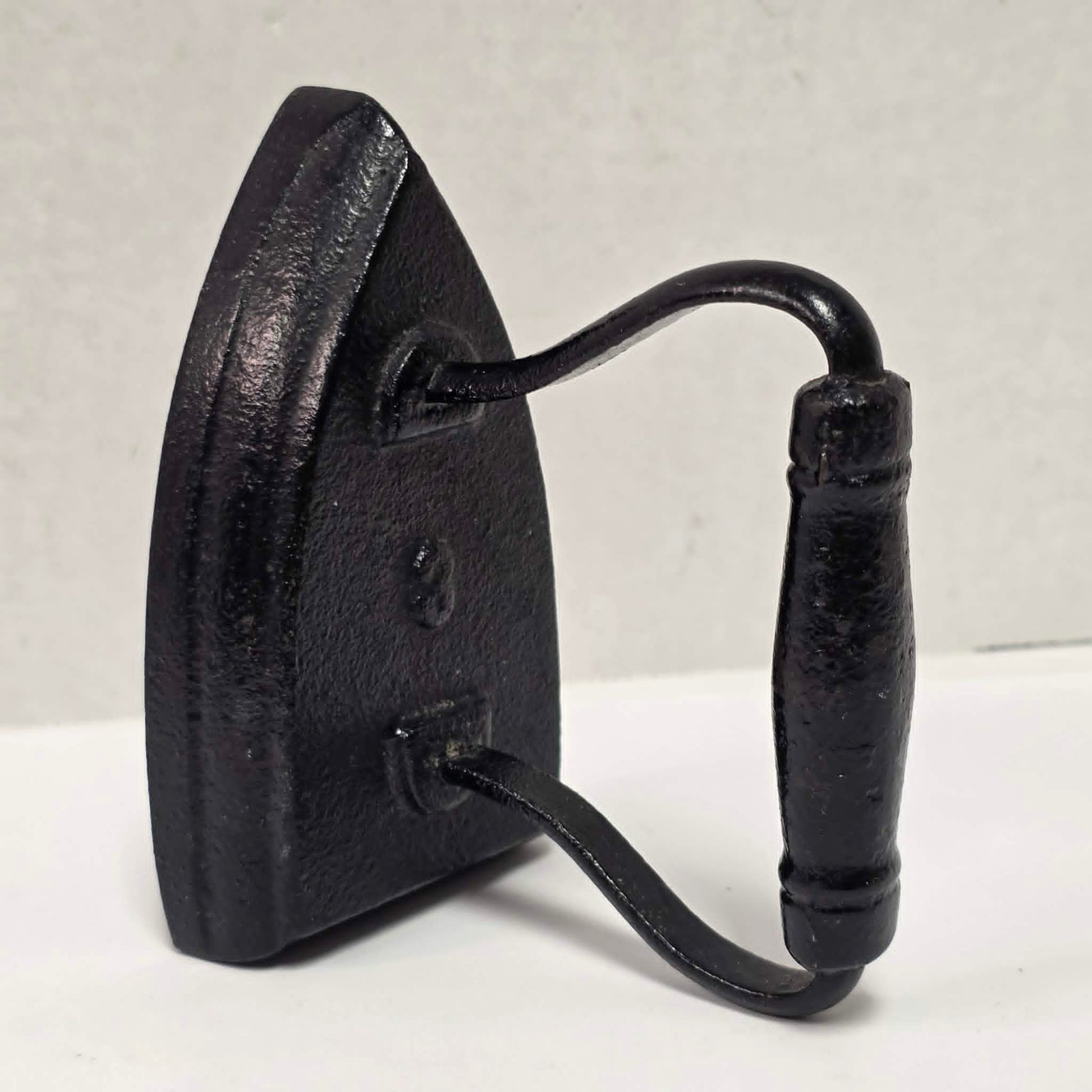 Antique No. 3 cast iron sad clothes iron in excellent primitive collectible condition.
