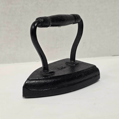 Antique No. 3 cast iron sad clothes iron in excellent primitive collectible condition.
