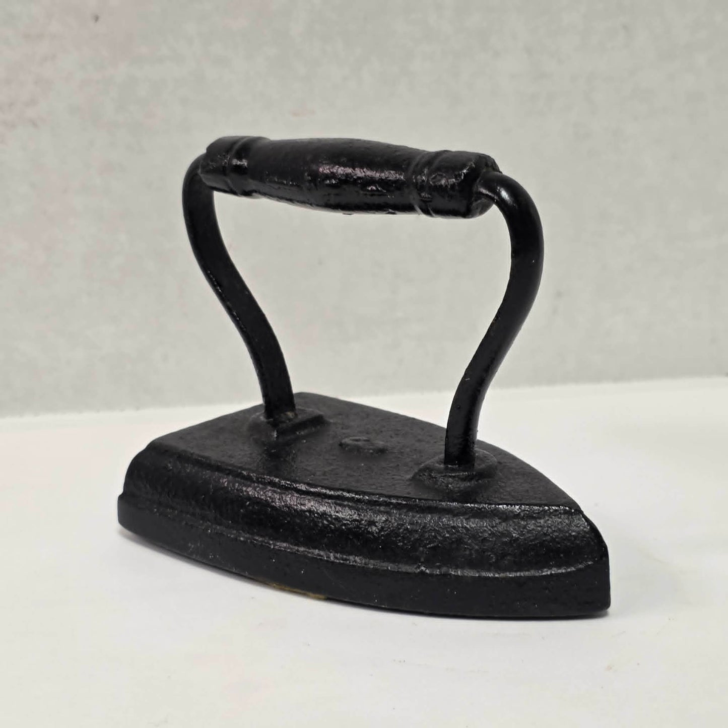 Antique No. 3 cast iron sad clothes iron in excellent primitive collectible condition.
