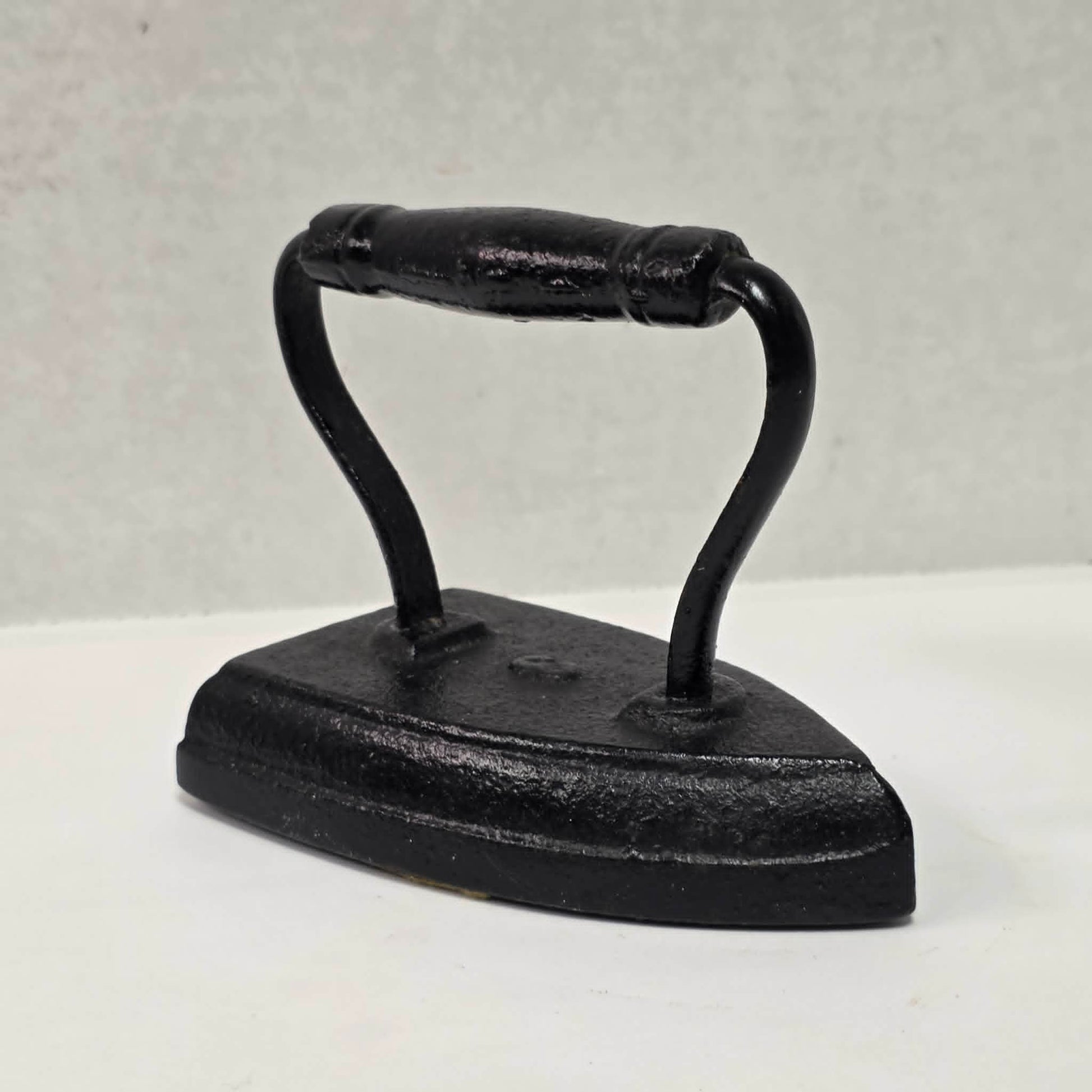 Antique No. 3 cast iron sad clothes iron in excellent primitive collectible condition.
