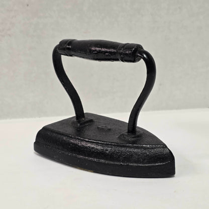 Antique No. 3 cast iron sad clothes iron in excellent primitive collectible condition.
