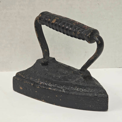 Primitive antique cast iron sad iron with nicely formed handle and vintage finish.
