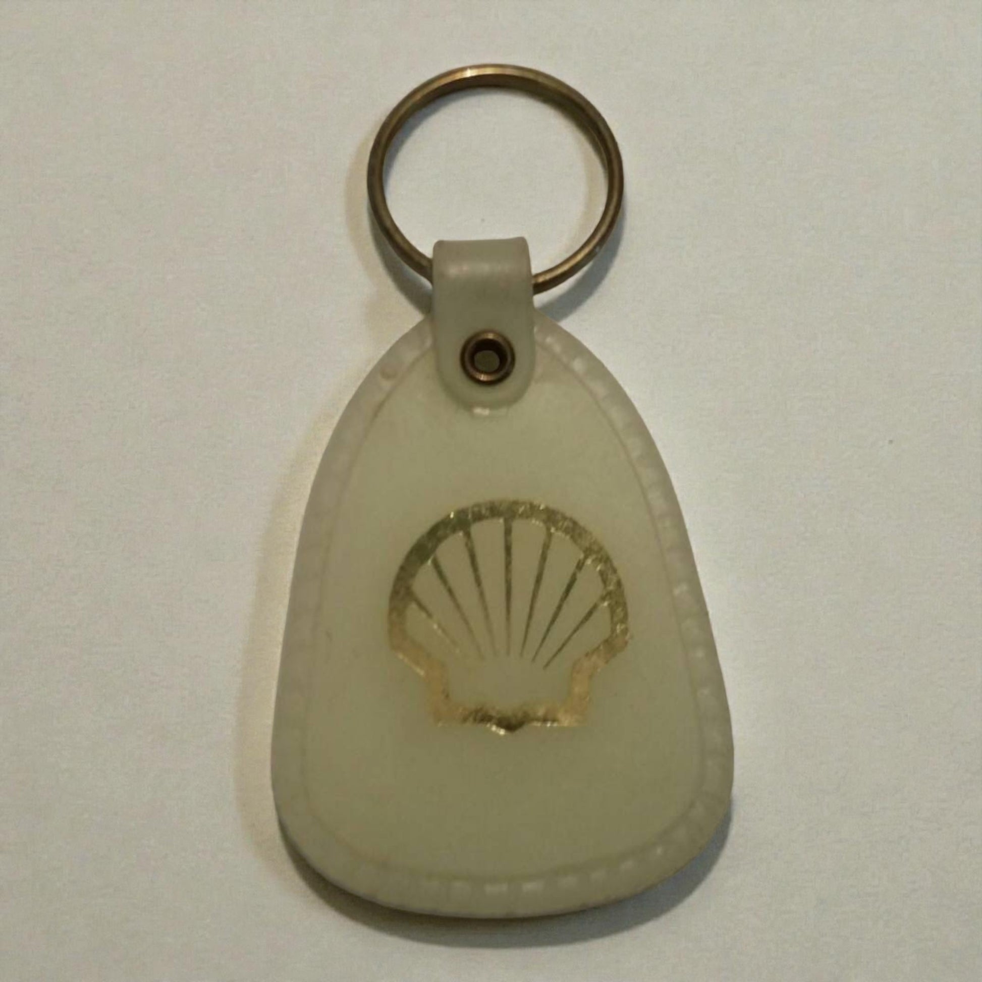 Shell logo keychain on a light gray background