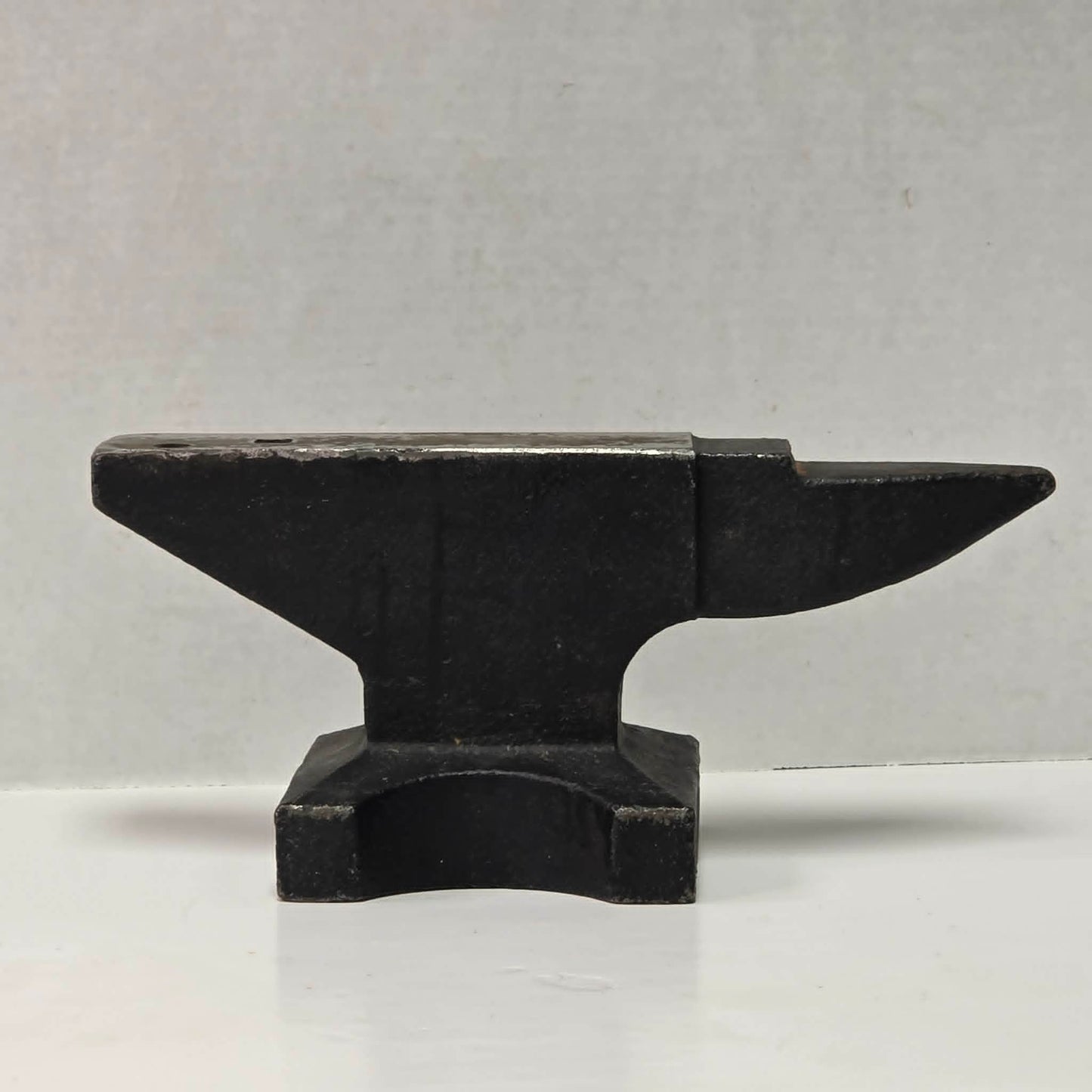 Vintage 22½ pound cast iron anvil with hardy hole and pritchel hole.
