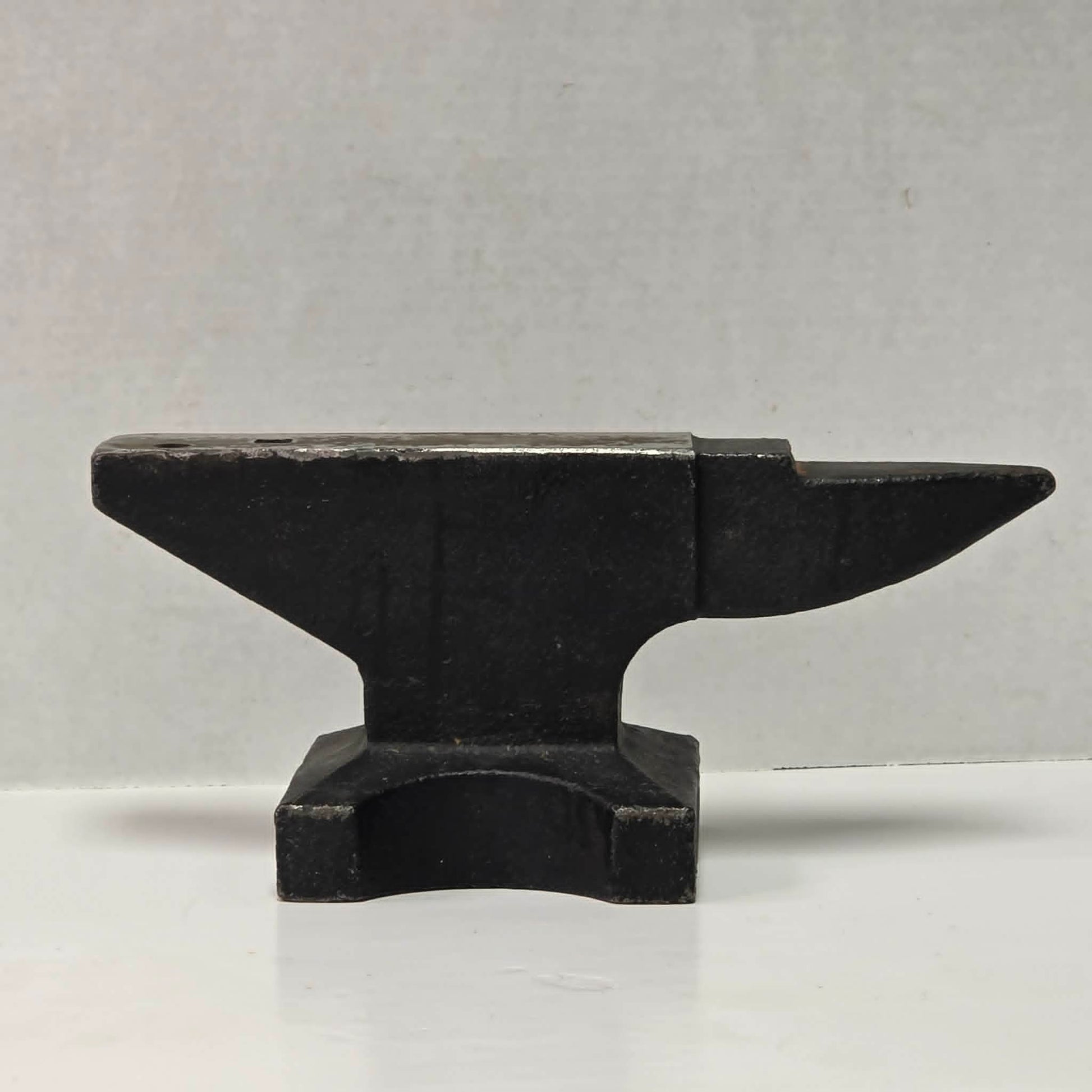 Vintage 22½ pound cast iron anvil with hardy hole and pritchel hole.
