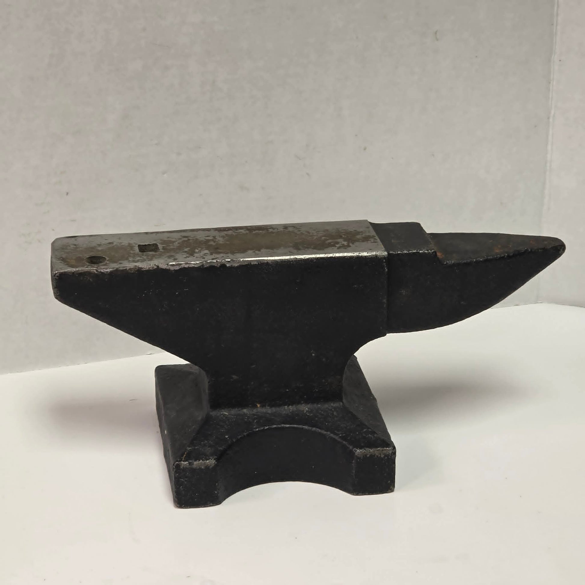 Vintage 22½ pound cast iron anvil with hardy hole and pritchel hole.
