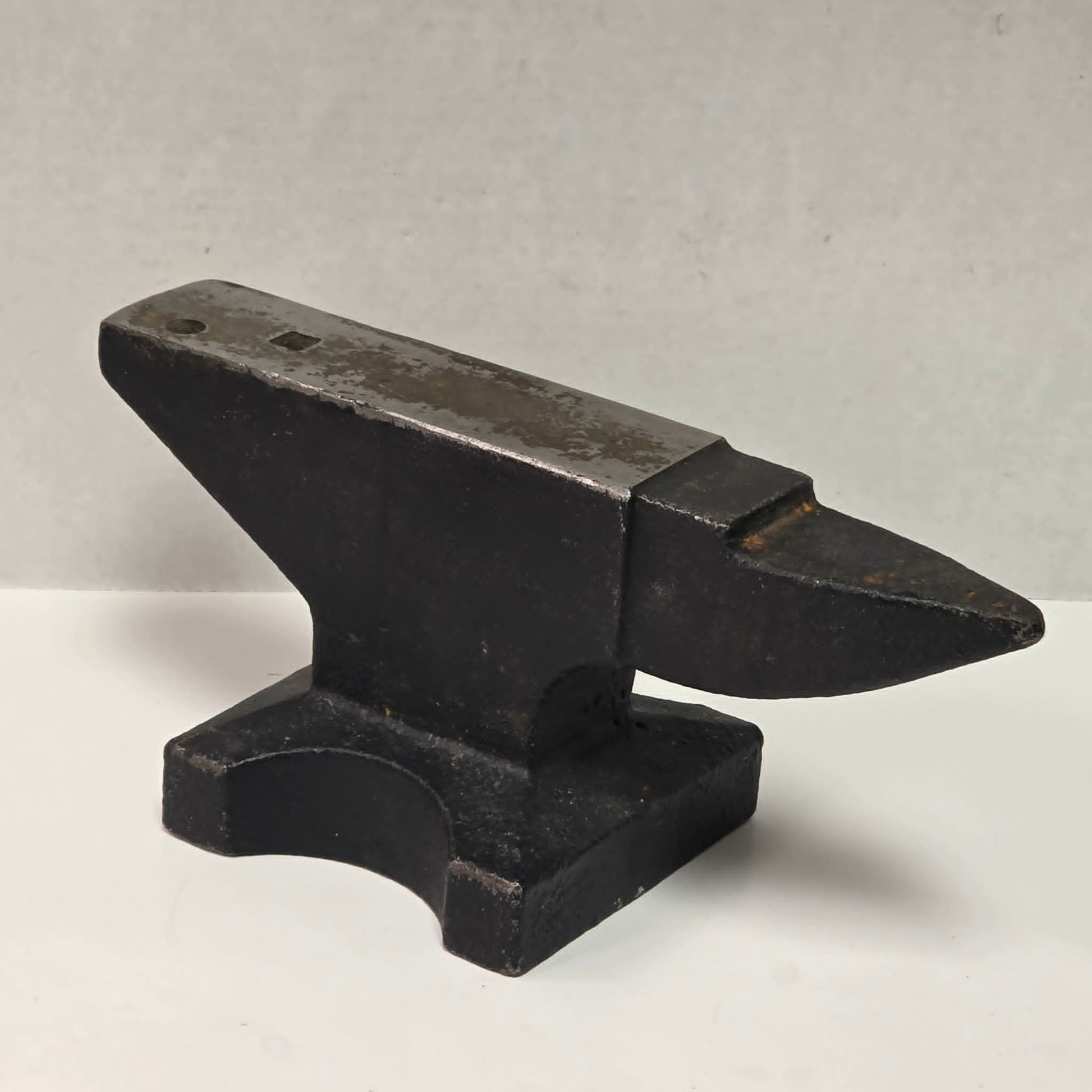 Vintage 22½ pound cast iron anvil with hardy hole and pritchel hole.
