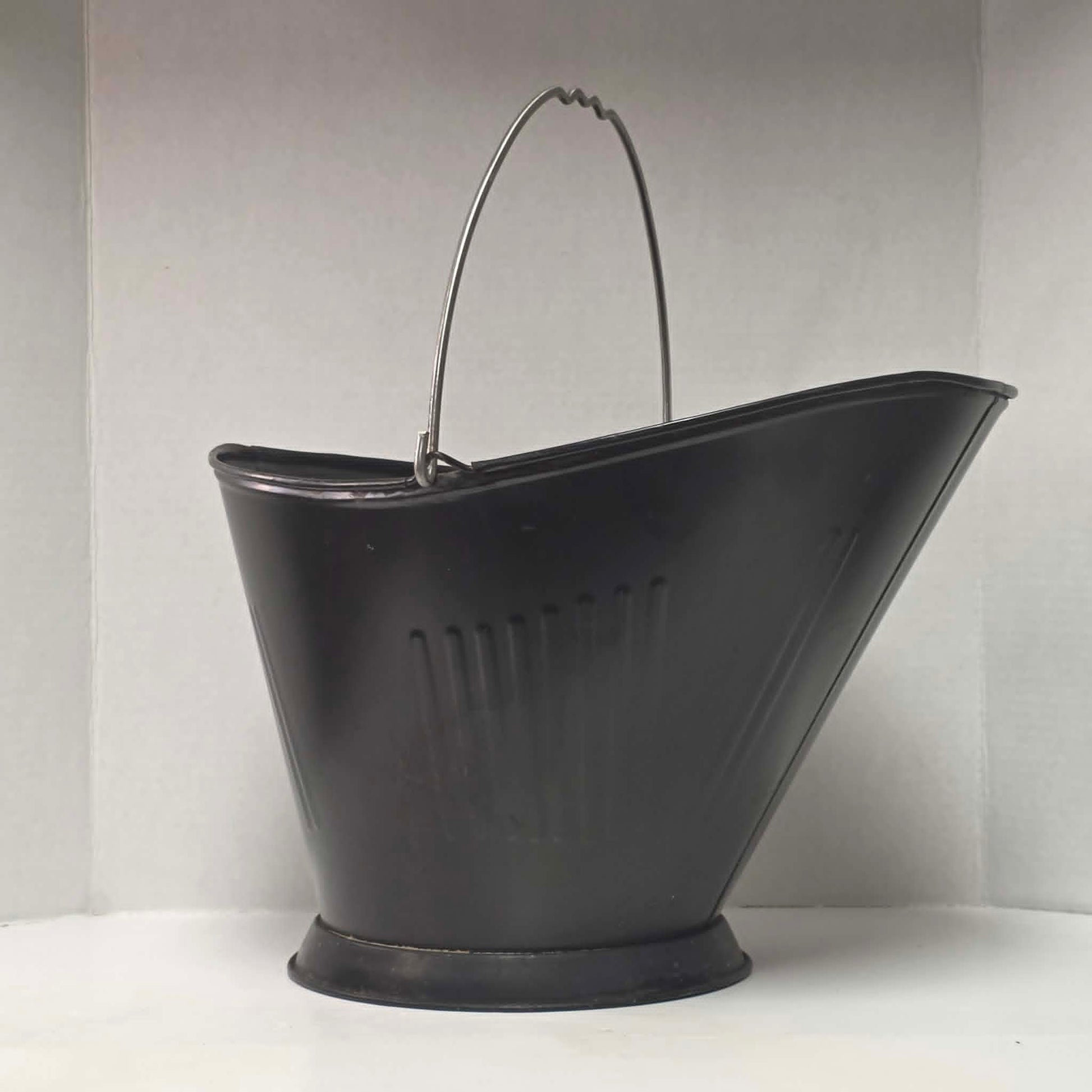 Vintage metal coal scuttle with bail handle for fireplace and wood stove use.
