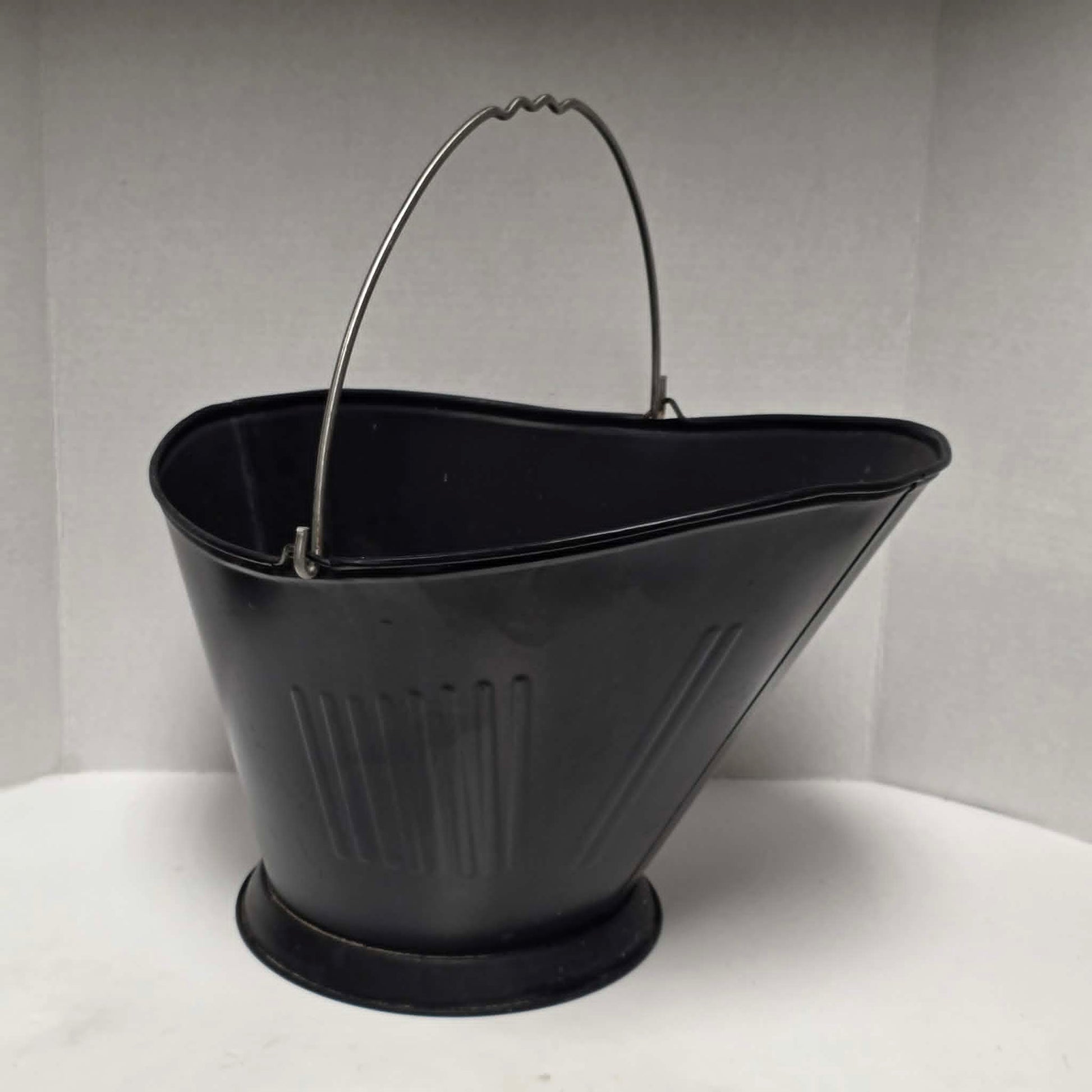 Vintage metal coal scuttle with bail handle for fireplace and wood stove use.


