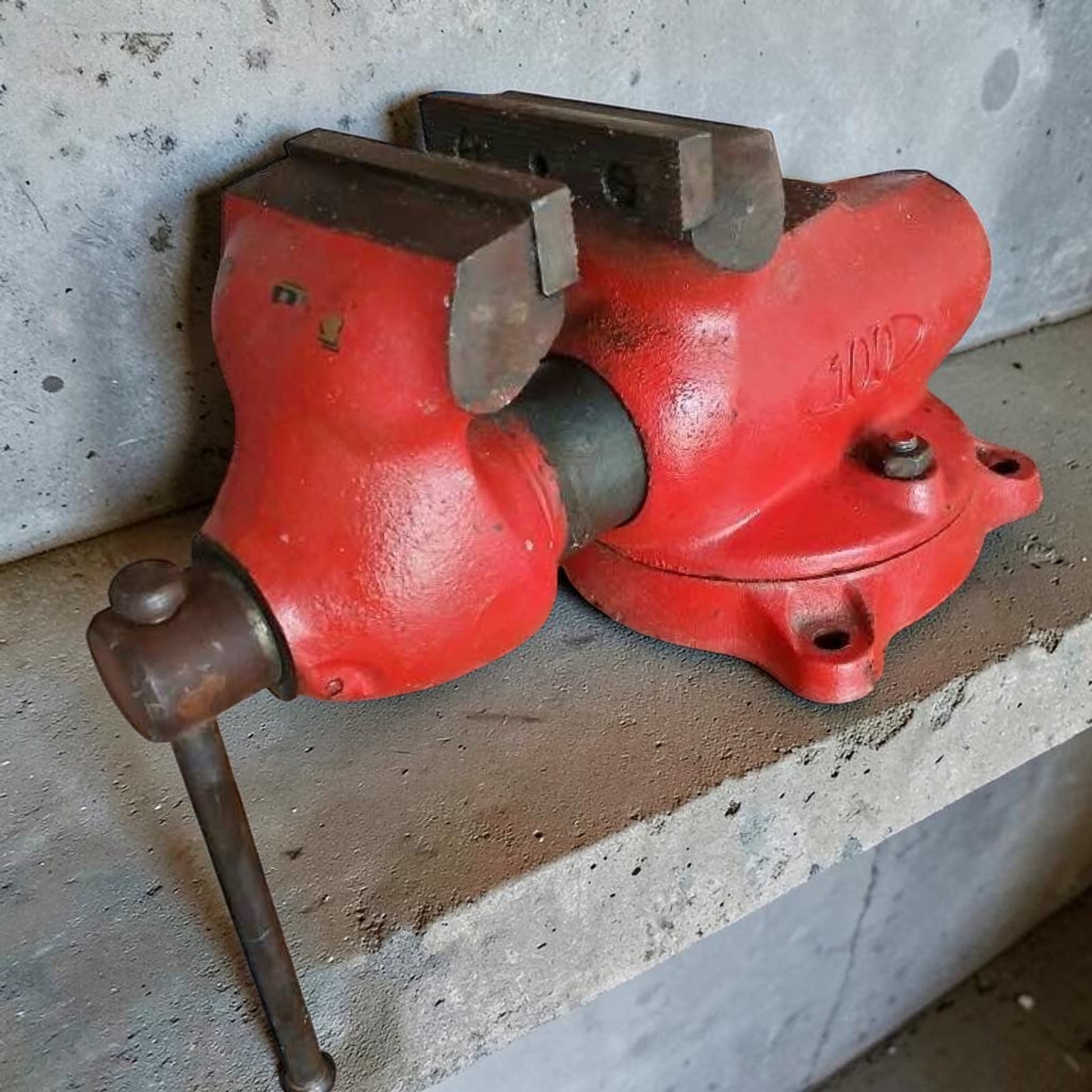 Vintage York 100 Bullet Vise with 4-inch jaws and swivel base in excellent condition.
