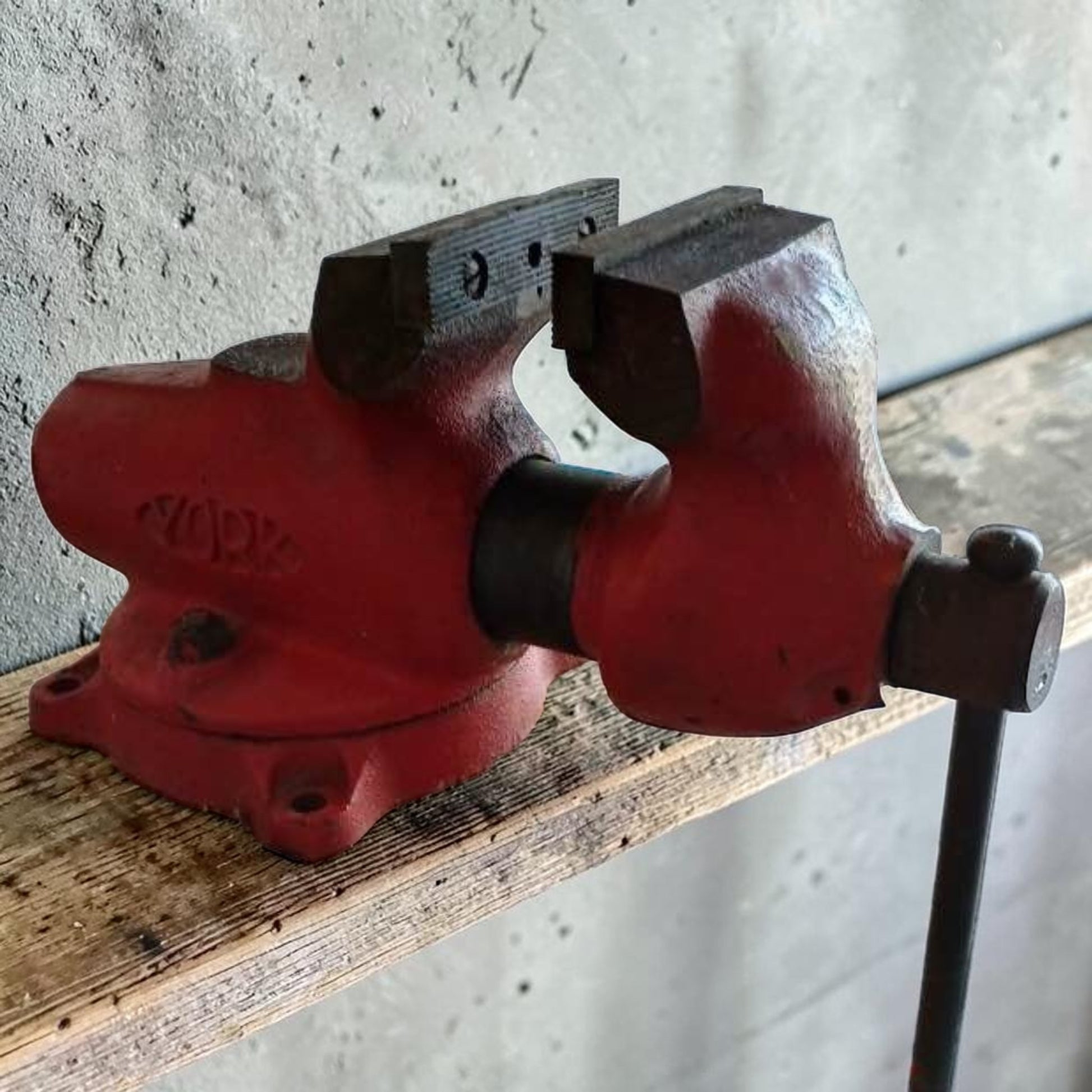 Vintage York 100 Bullet Vise with 4-inch jaws and swivel base in excellent condition.
