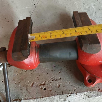 Vintage York 100 Bullet Vise with 4-inch jaws and swivel base in excellent condition.
