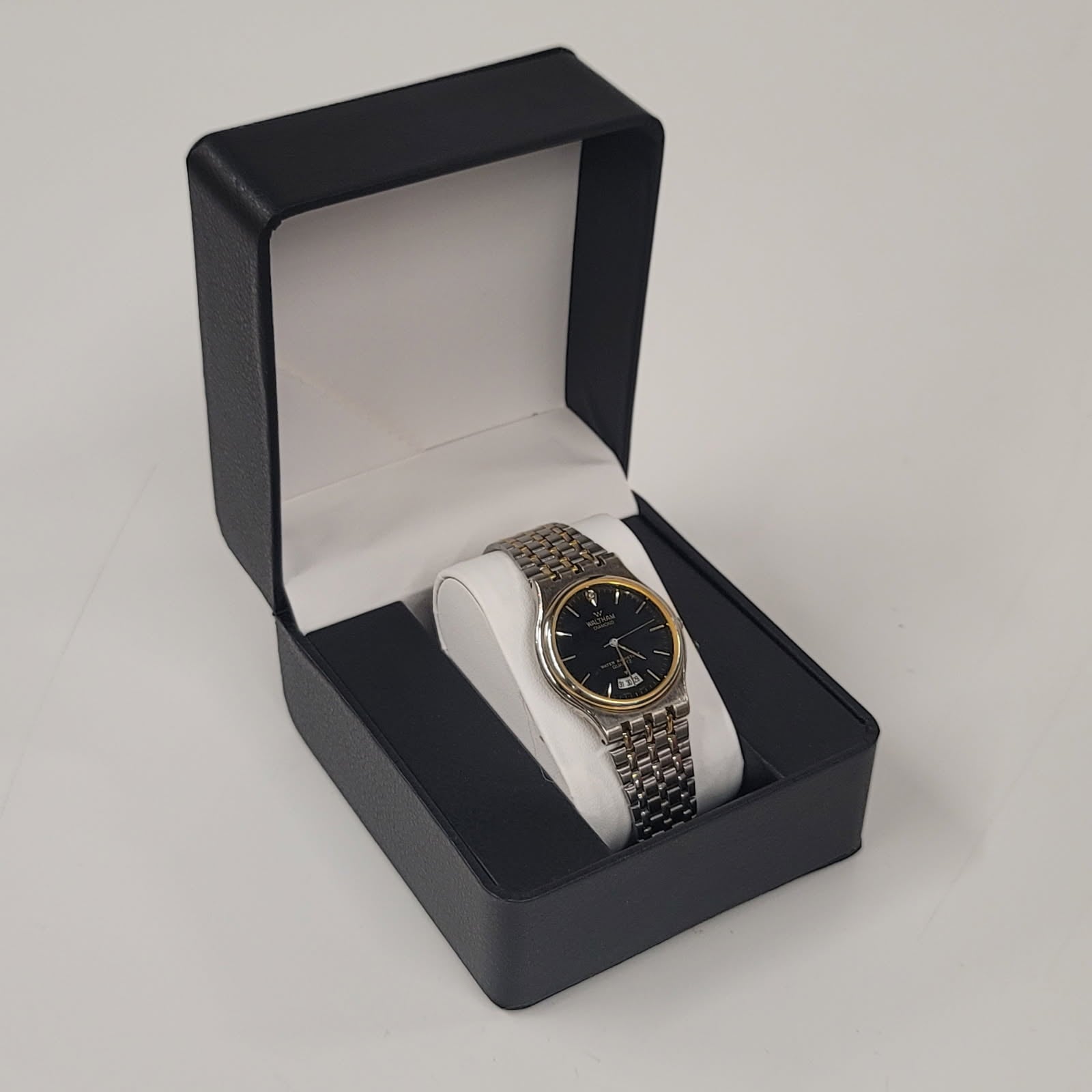 VTG Waltham Diamond Quartz Mens Watch day/ date